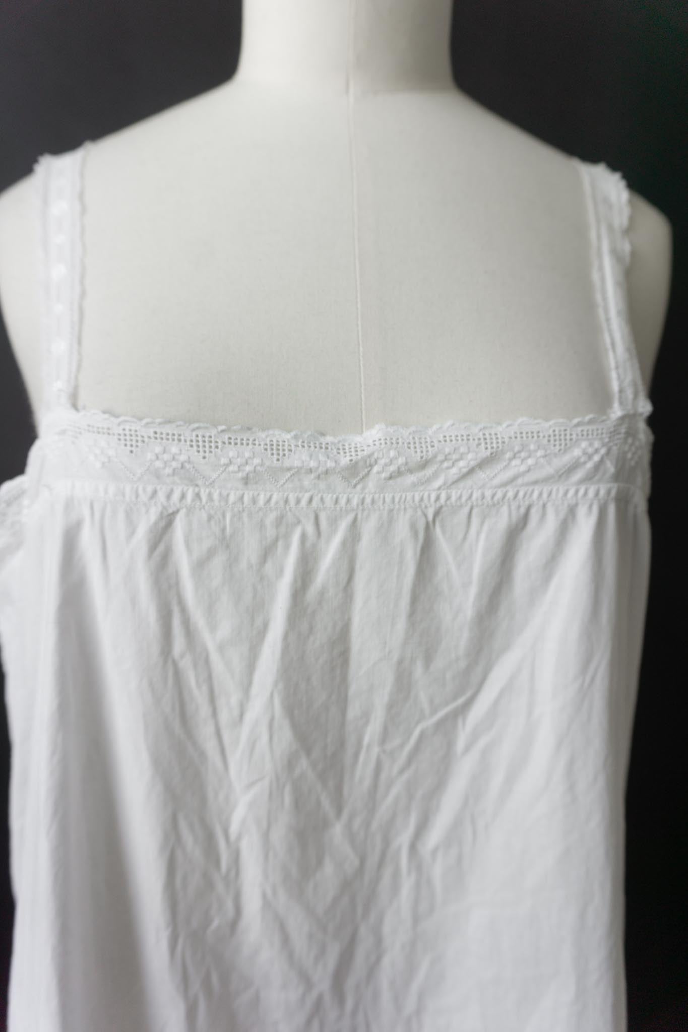 Antikes Leinenkleid mit Spitzenträgern – ca. 1920er Jahre