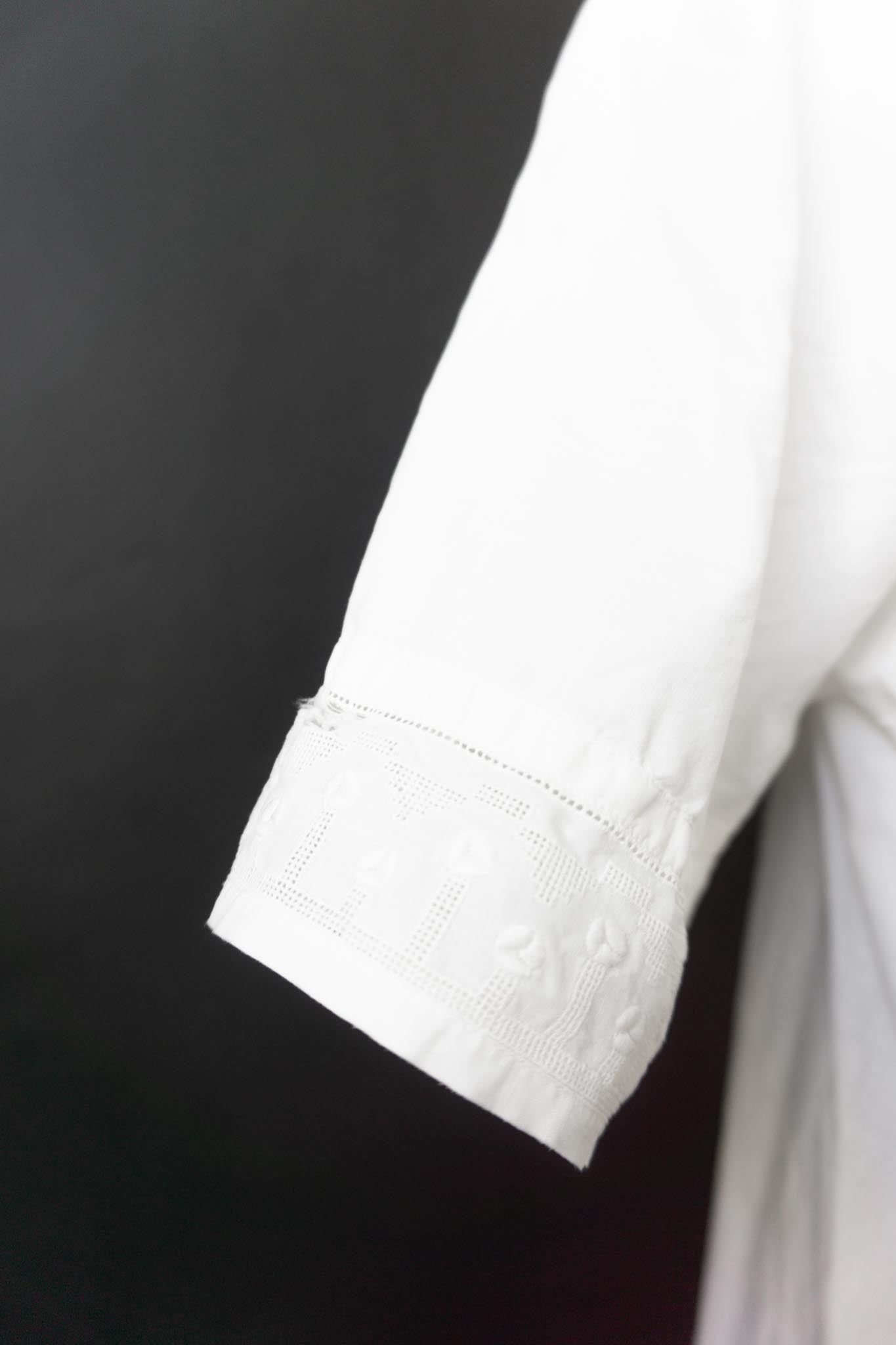 Antikes Leinenkleid mit Durchbruchstickerei – ca. 1910er–1930er Jahre
