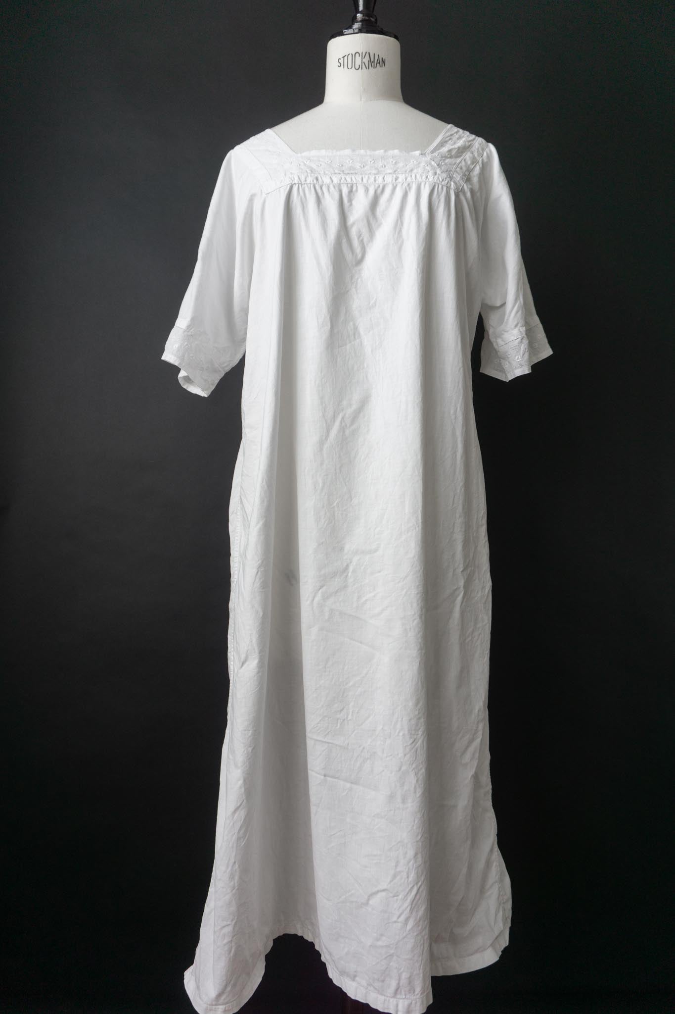 Antikes Leinenkleid mit Durchbruchstickerei – ca. 1910er–1930er Jahre