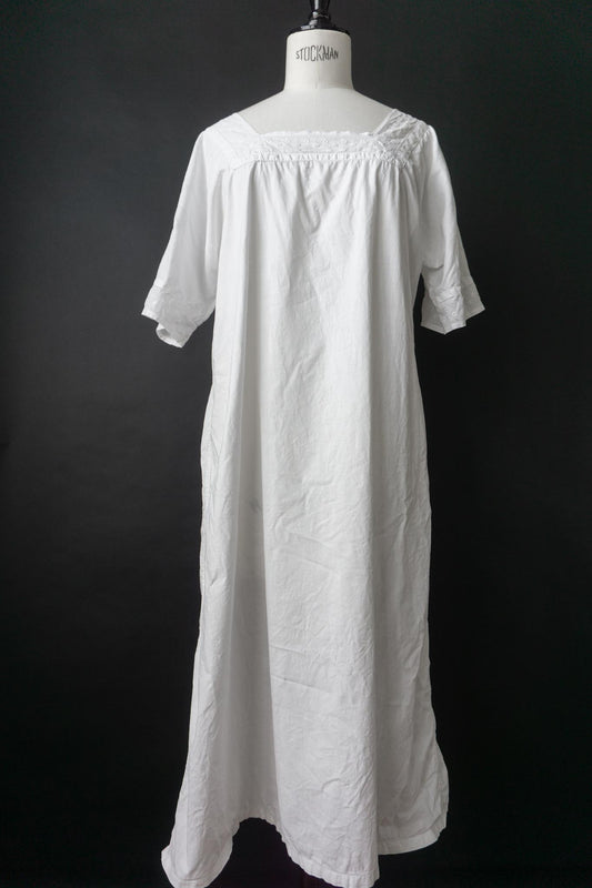 Antikes Leinenkleid mit Durchbruchstickerei – ca. 1910er–1930er Jahre