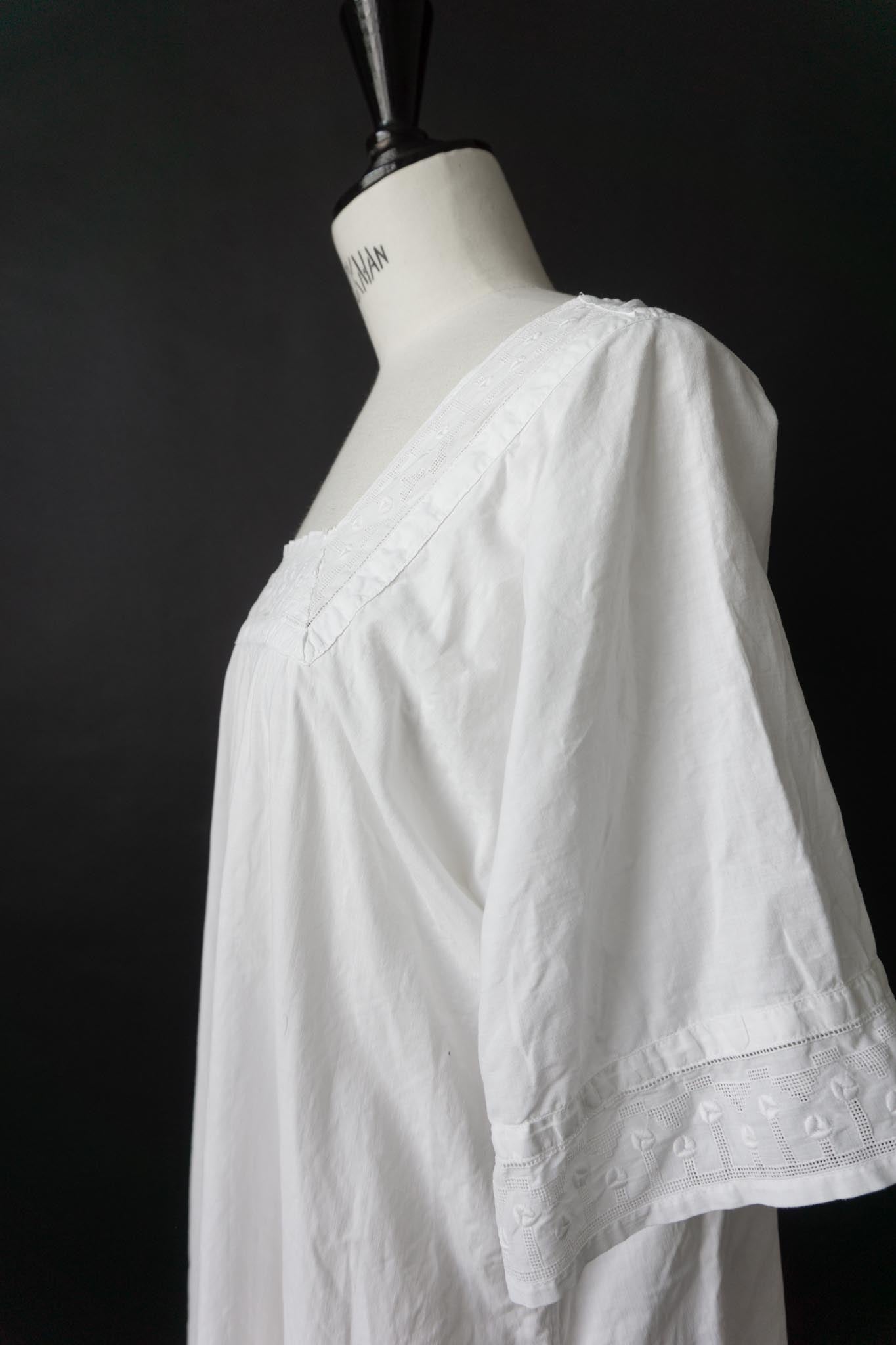 Antikes Leinenkleid mit Durchbruchstickerei – ca. 1910er–1930er Jahre