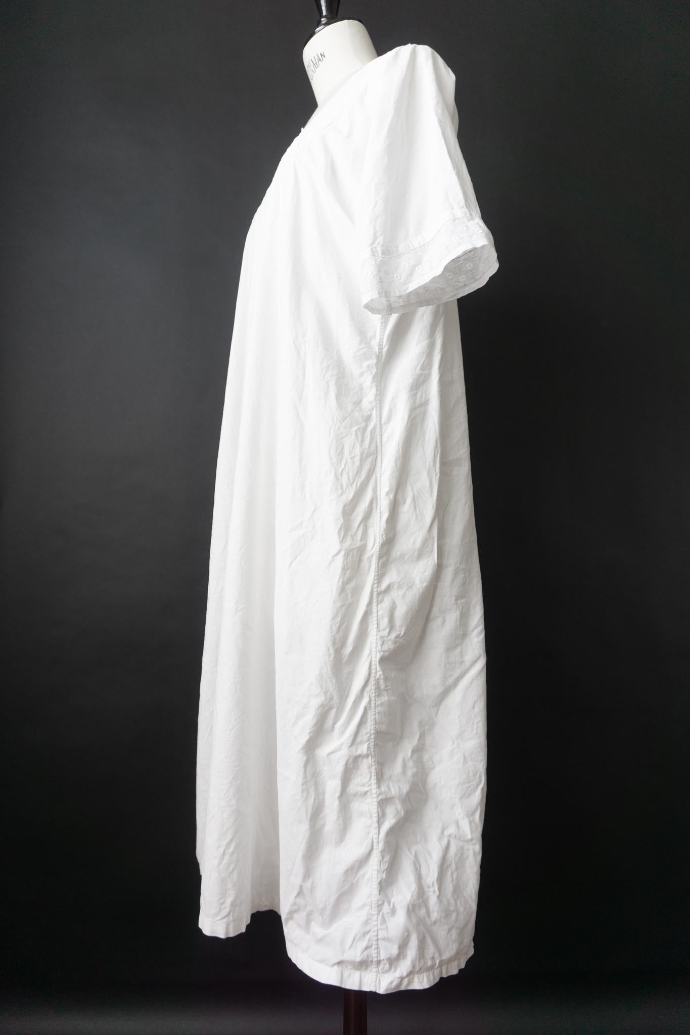 Antikes Leinenkleid mit Durchbruchstickerei – ca. 1910er–1930er Jahre