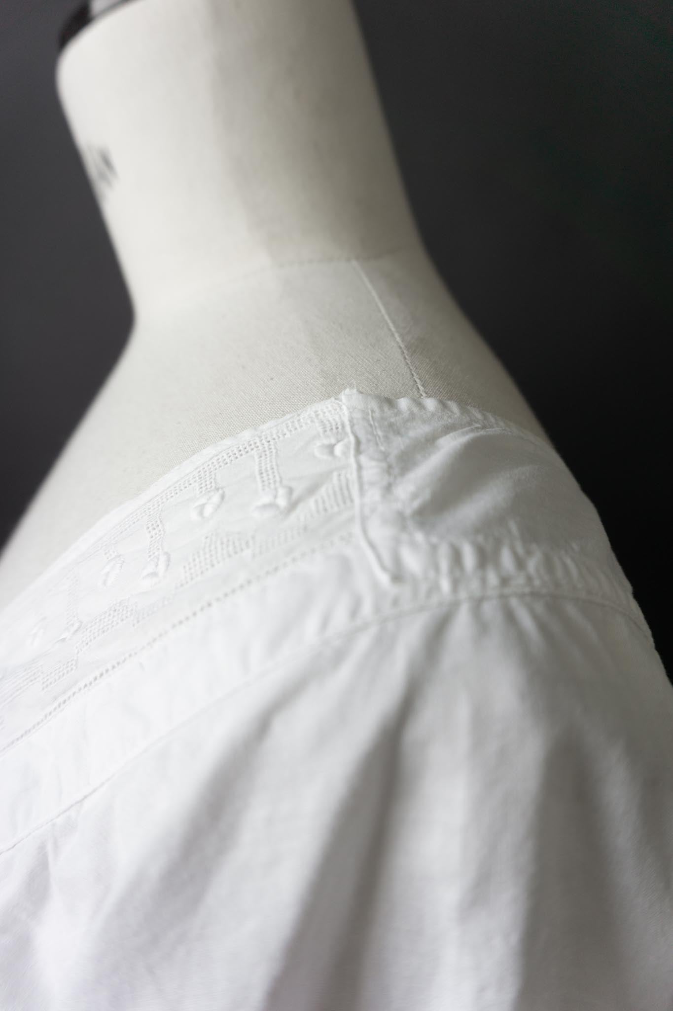 Antikes Leinenkleid mit Durchbruchstickerei – ca. 1910er–1930er Jahre