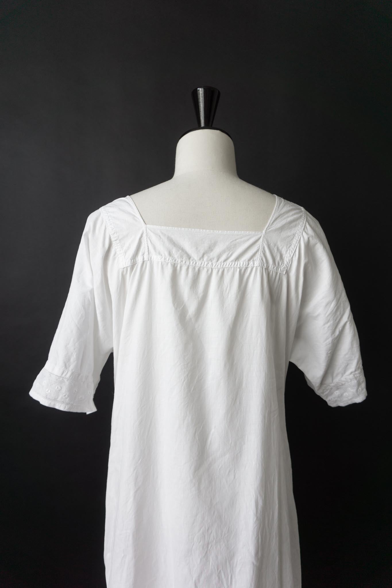 Antikes Leinenkleid mit Durchbruchstickerei – ca. 1910er–1930er Jahre