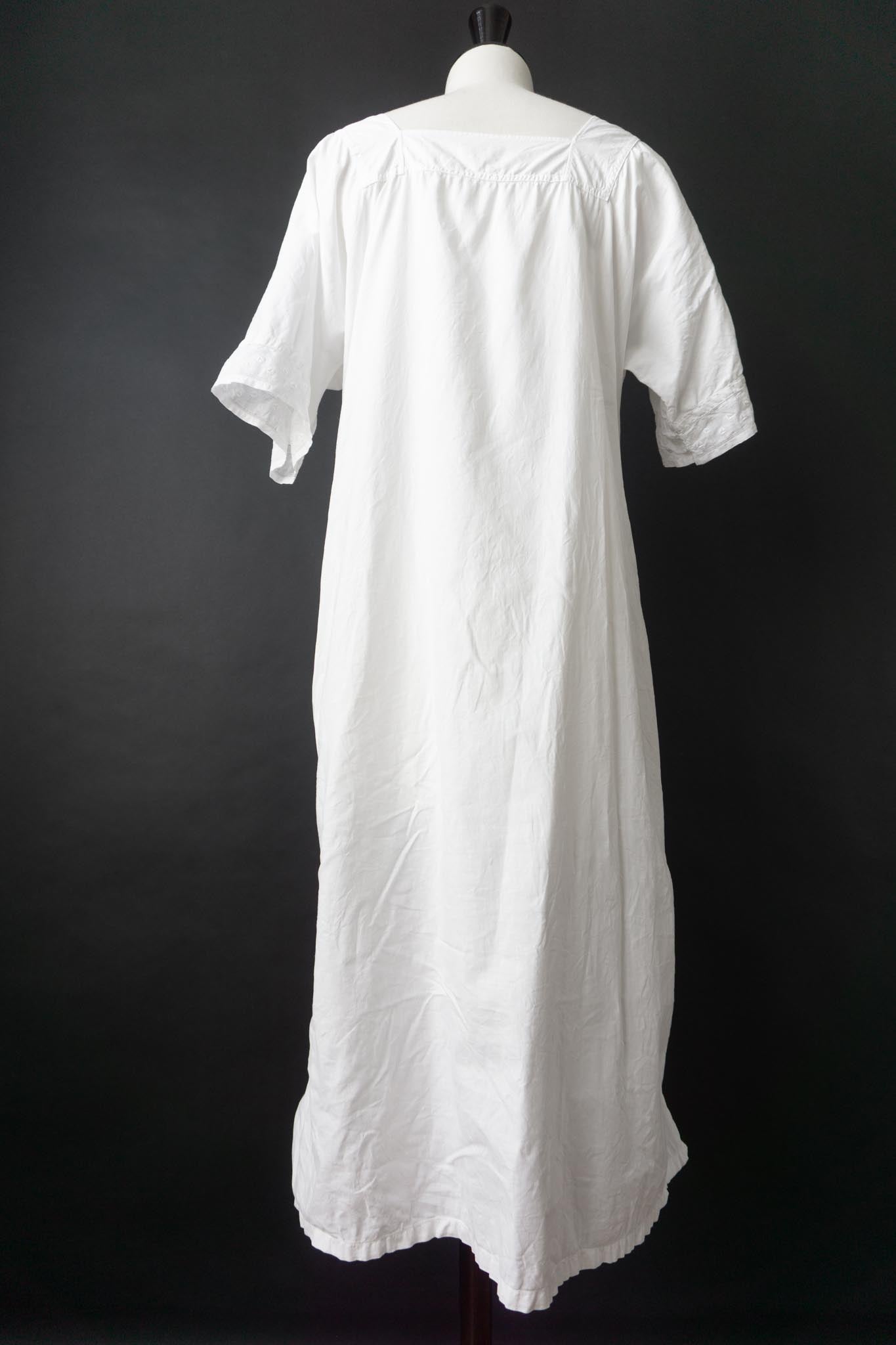 Antikes Leinenkleid mit Durchbruchstickerei – ca. 1910er–1930er Jahre