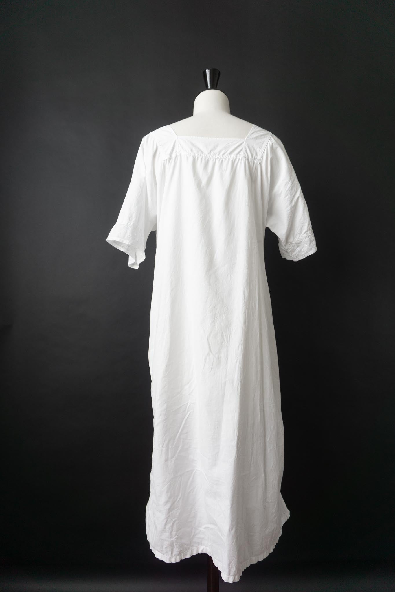 Antikes Leinenkleid mit Durchbruchstickerei – ca. 1910er–1930er Jahre