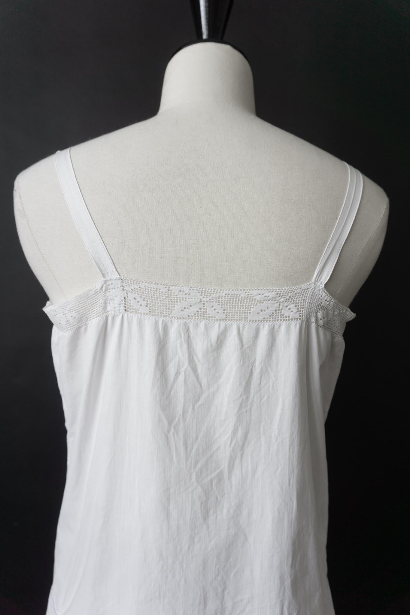 Antikes Leinenkleid mit Filetspitze – frühes 20. Jahrhundert