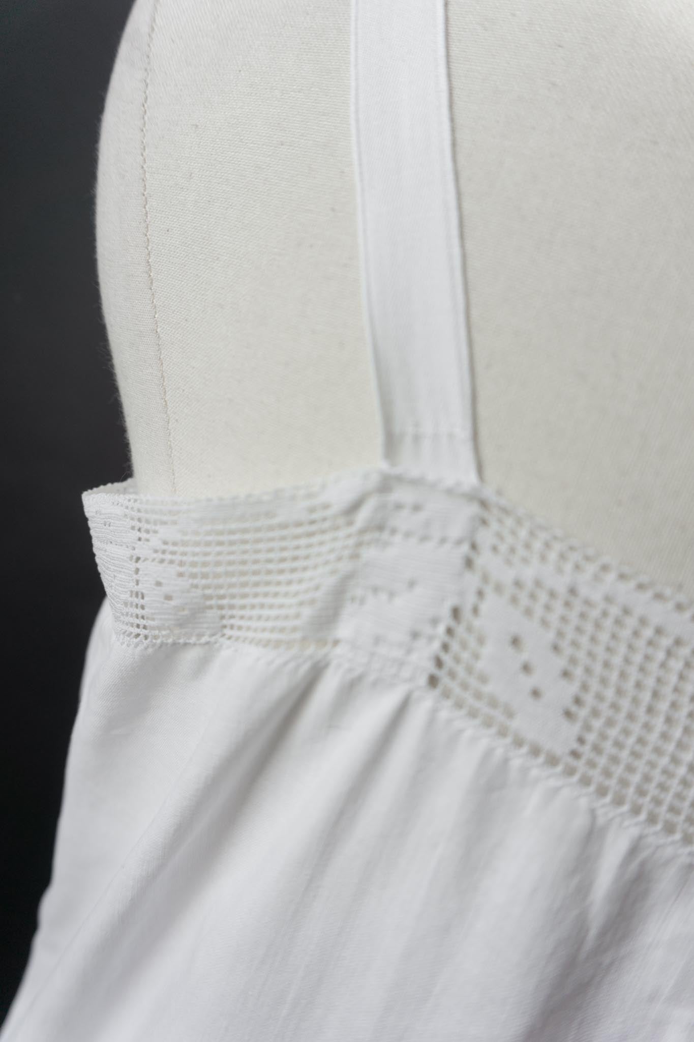 Antikes Leinenkleid mit Filetspitze – frühes 20. Jahrhundert