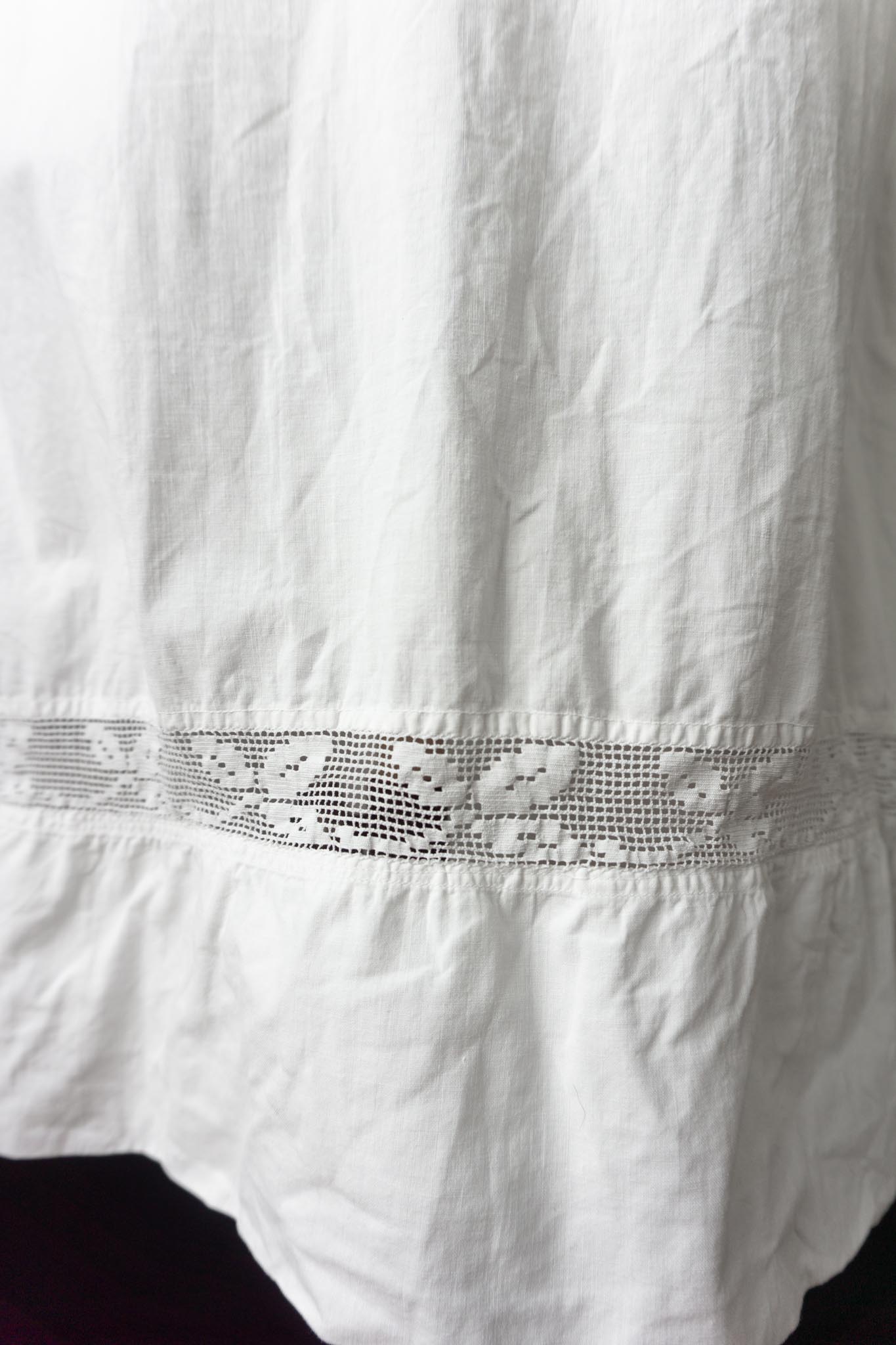 Antikes Leinenkleid mit Filetspitze – frühes 20. Jahrhundert