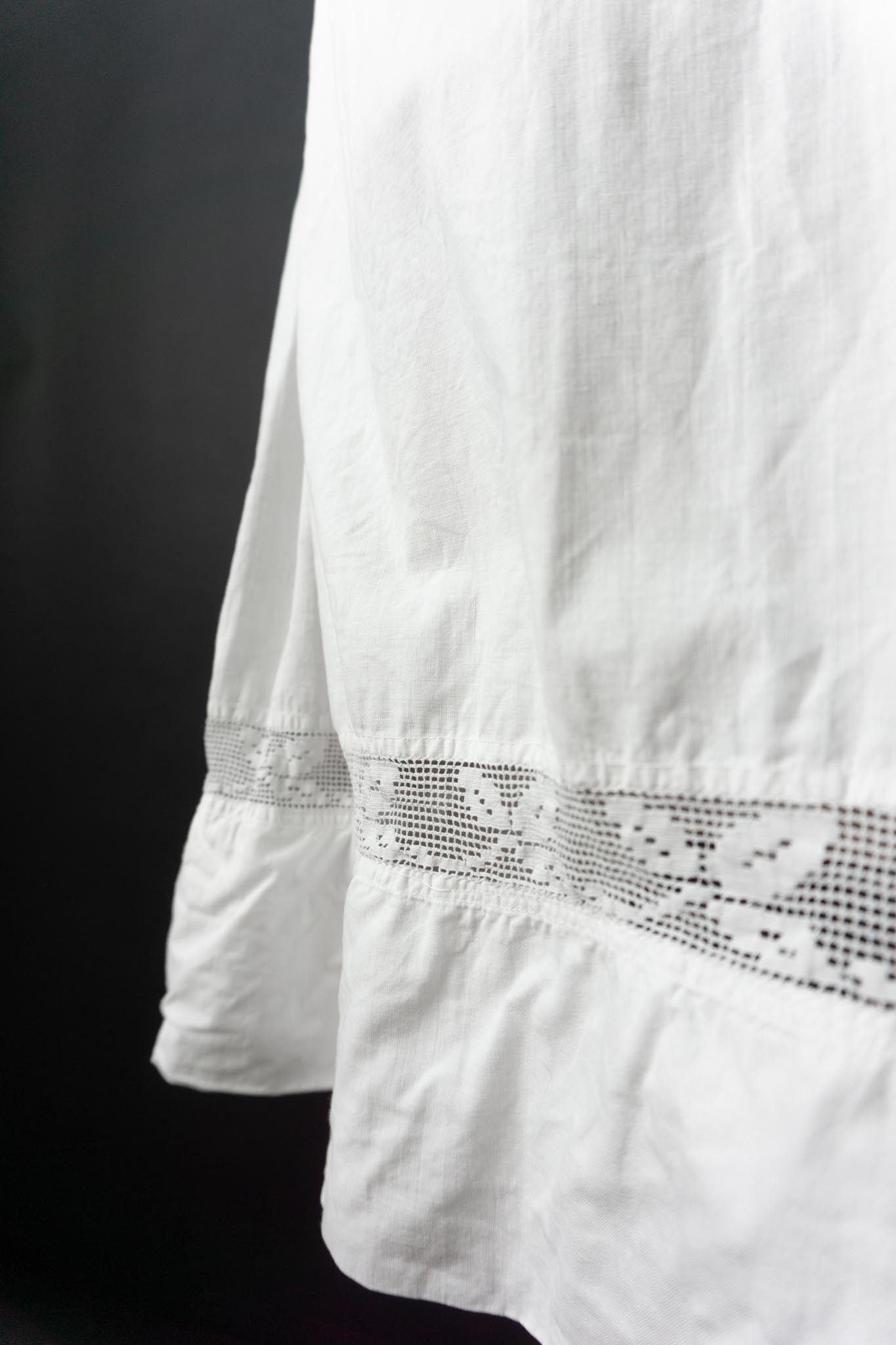 Antikes Leinenkleid mit Filetspitze – frühes 20. Jahrhundert