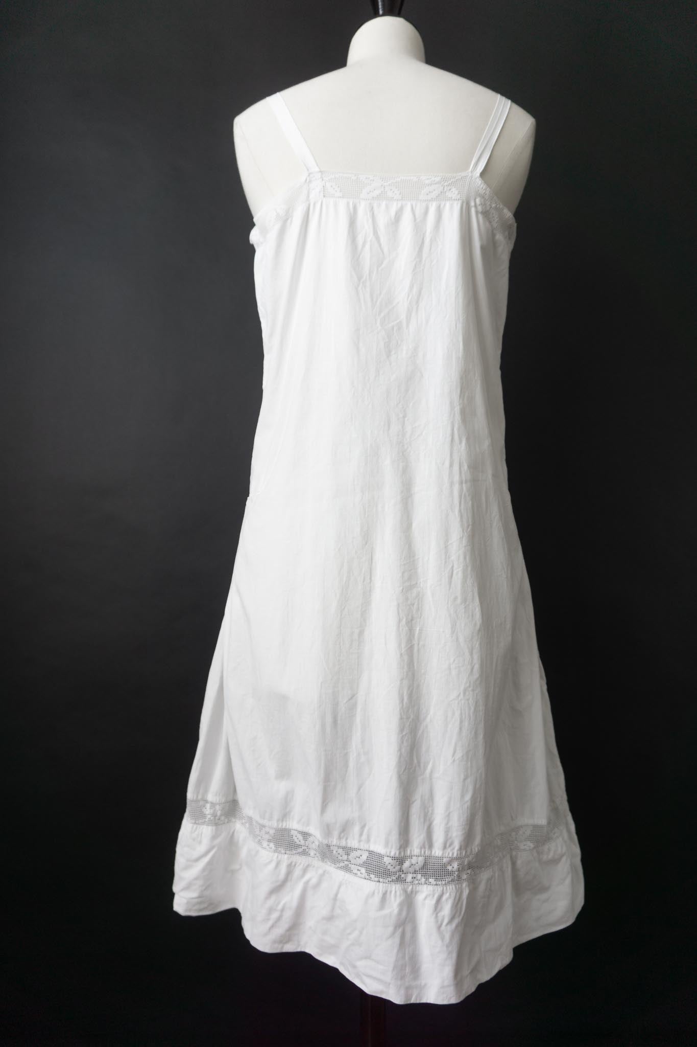 Antikes Leinenkleid mit Filetspitze – frühes 20. Jahrhundert