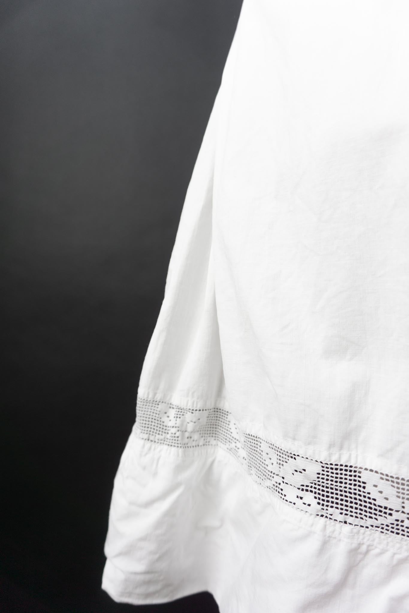 Antikes Leinenkleid mit Filetspitze – frühes 20. Jahrhundert