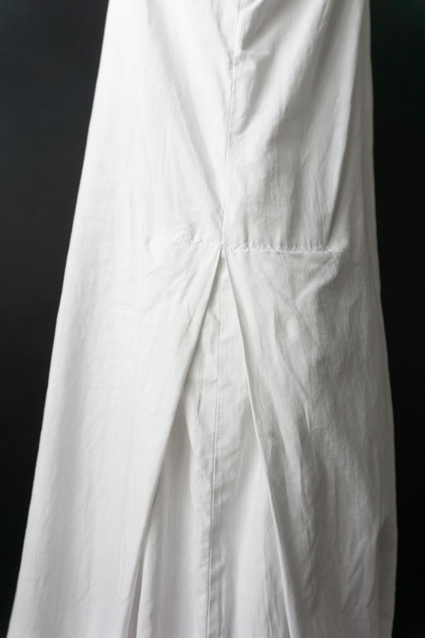 Antikes Leinenkleid mit Filetspitze – frühes 20. Jahrhundert