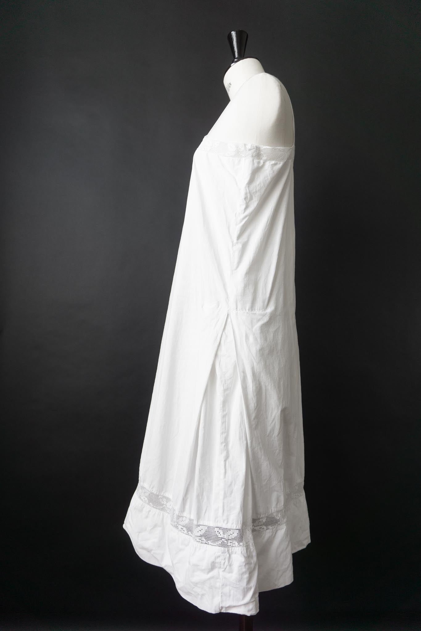 Antikes Leinenkleid mit Filetspitze – frühes 20. Jahrhundert
