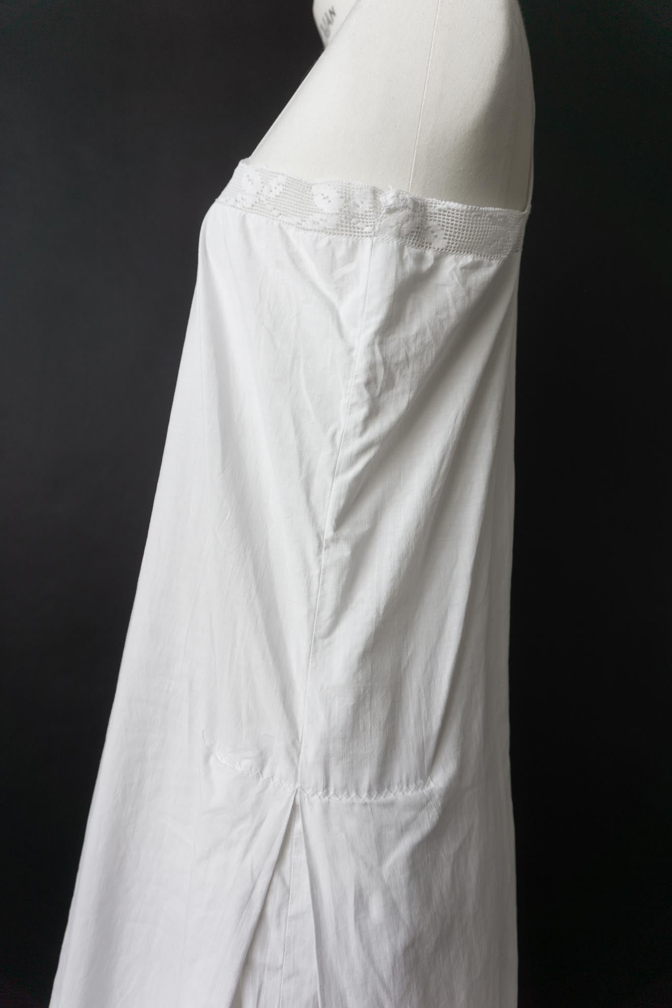 Antikes Leinenkleid mit Filetspitze – frühes 20. Jahrhundert