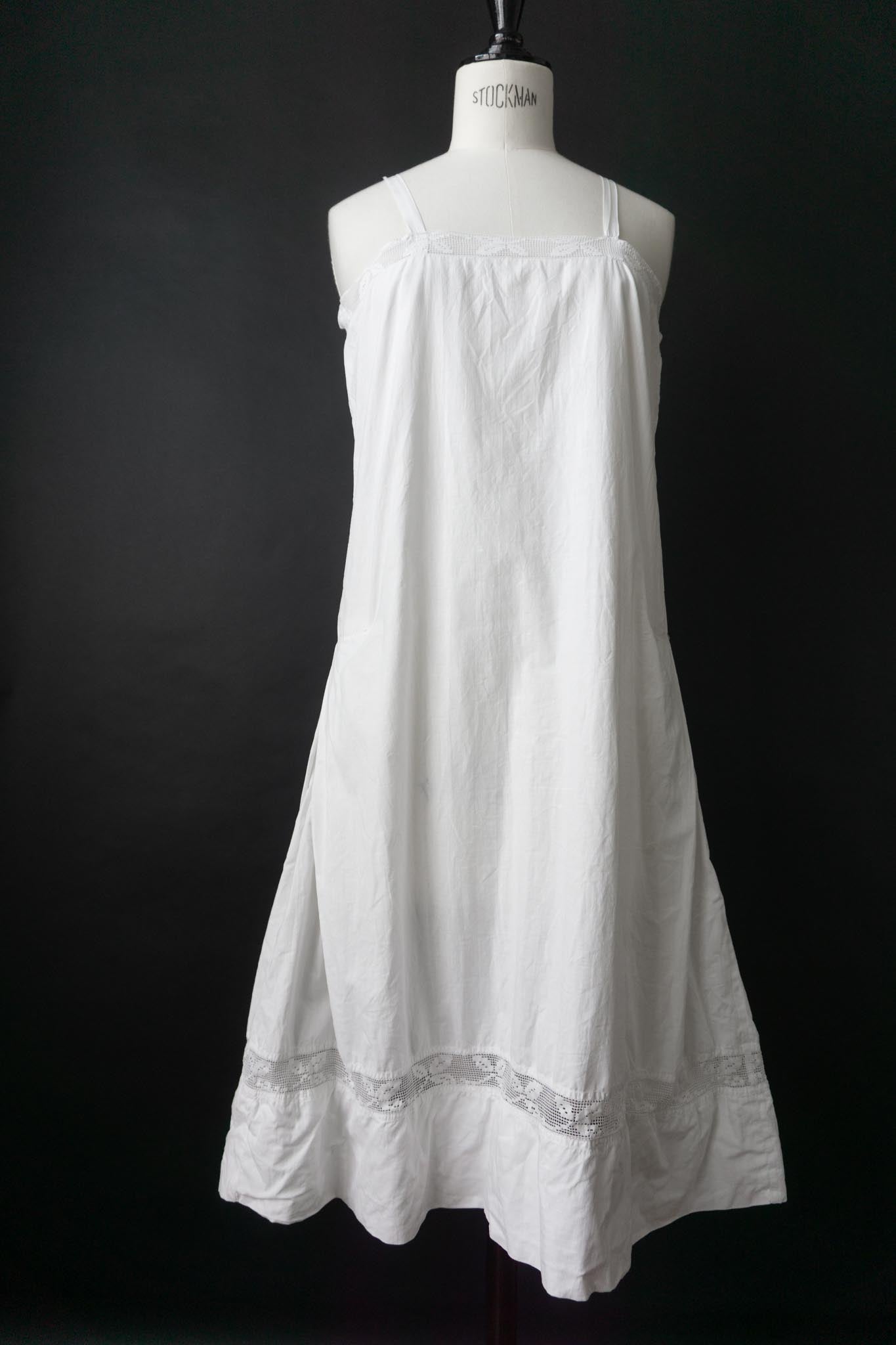 Antikes Leinenkleid mit Filetspitze – frühes 20. Jahrhundert