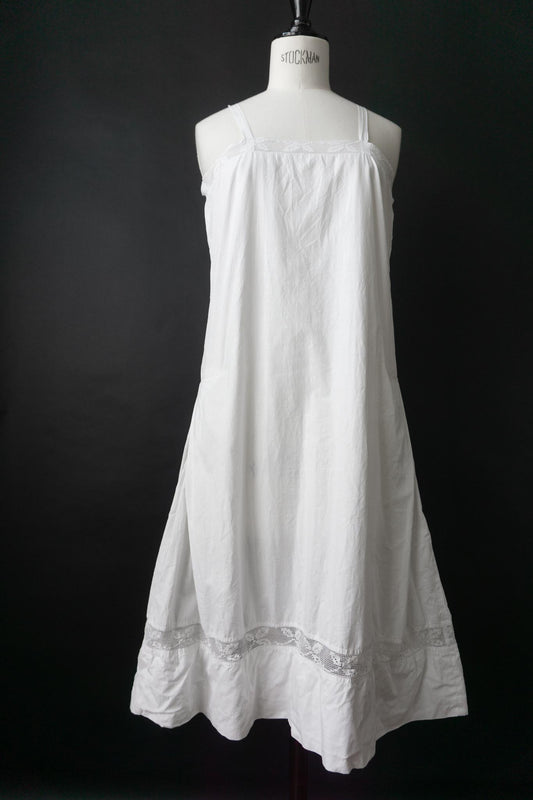 Antikes Leinenkleid mit Filetspitze – frühes 20. Jahrhundert