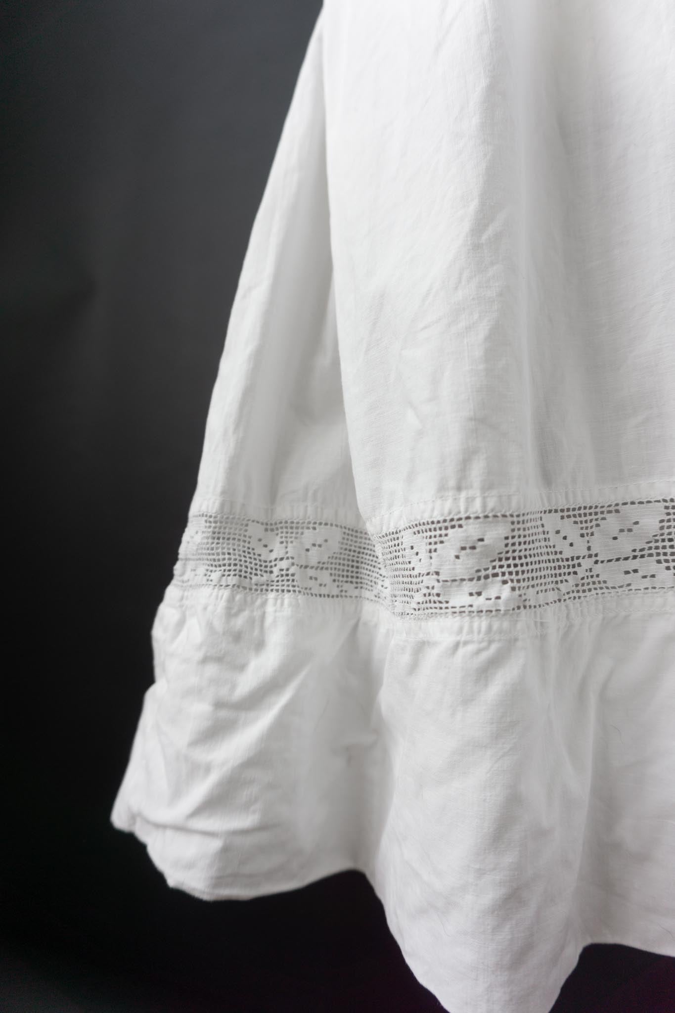 Antikes Leinenkleid mit Filetspitze – frühes 20. Jahrhundert