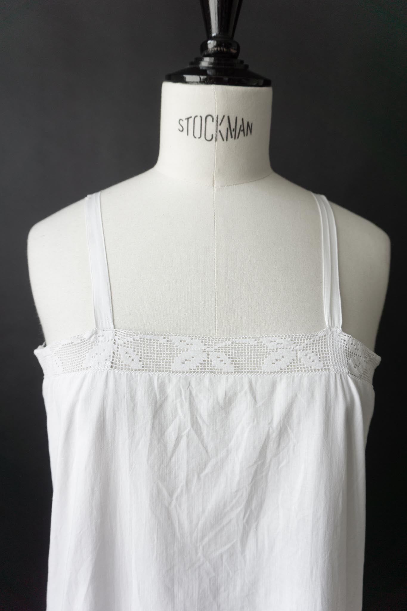 Antikes Leinenkleid mit Filetspitze – frühes 20. Jahrhundert