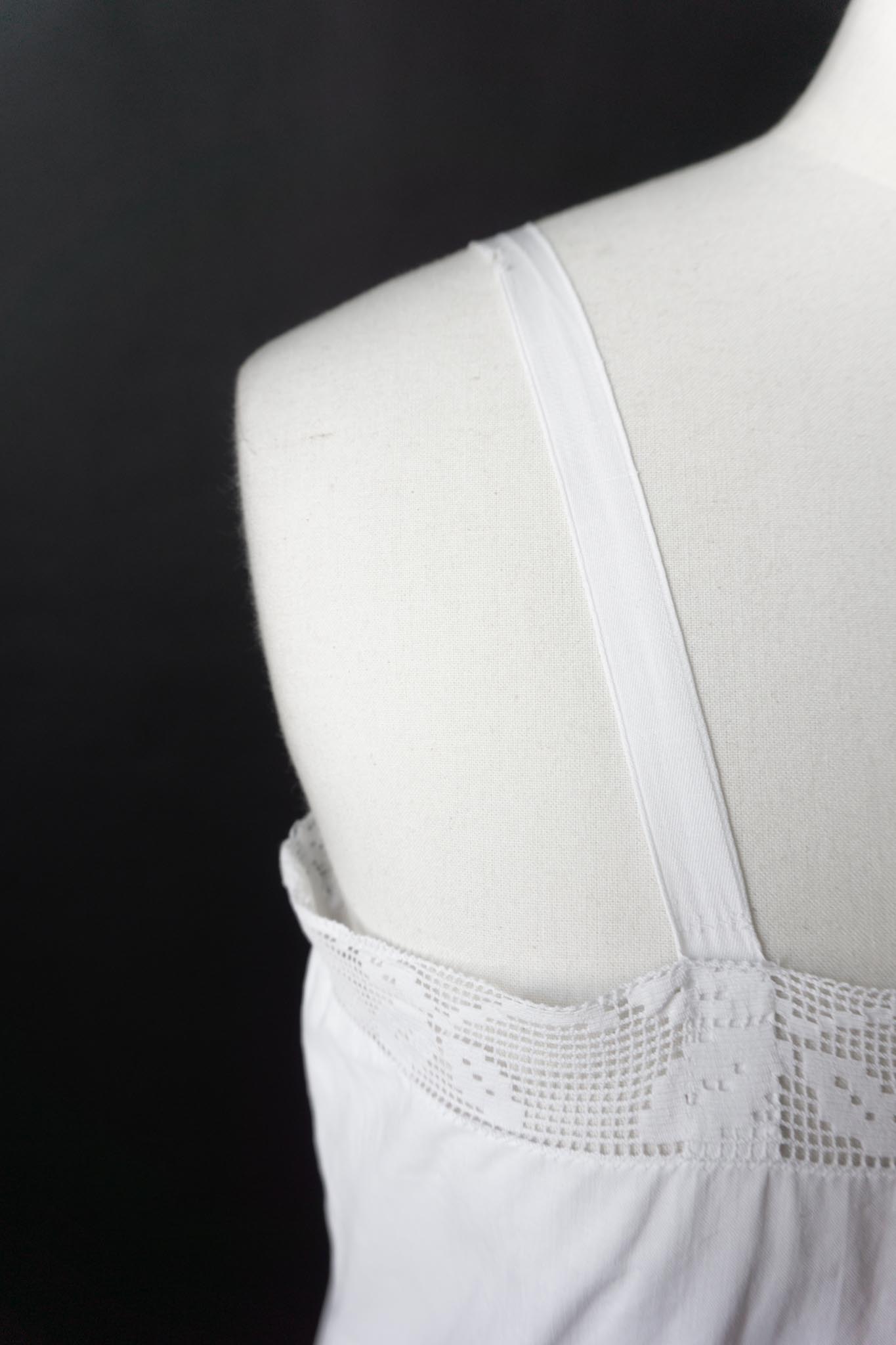 Antikes Leinenkleid mit Filetspitze – frühes 20. Jahrhundert
