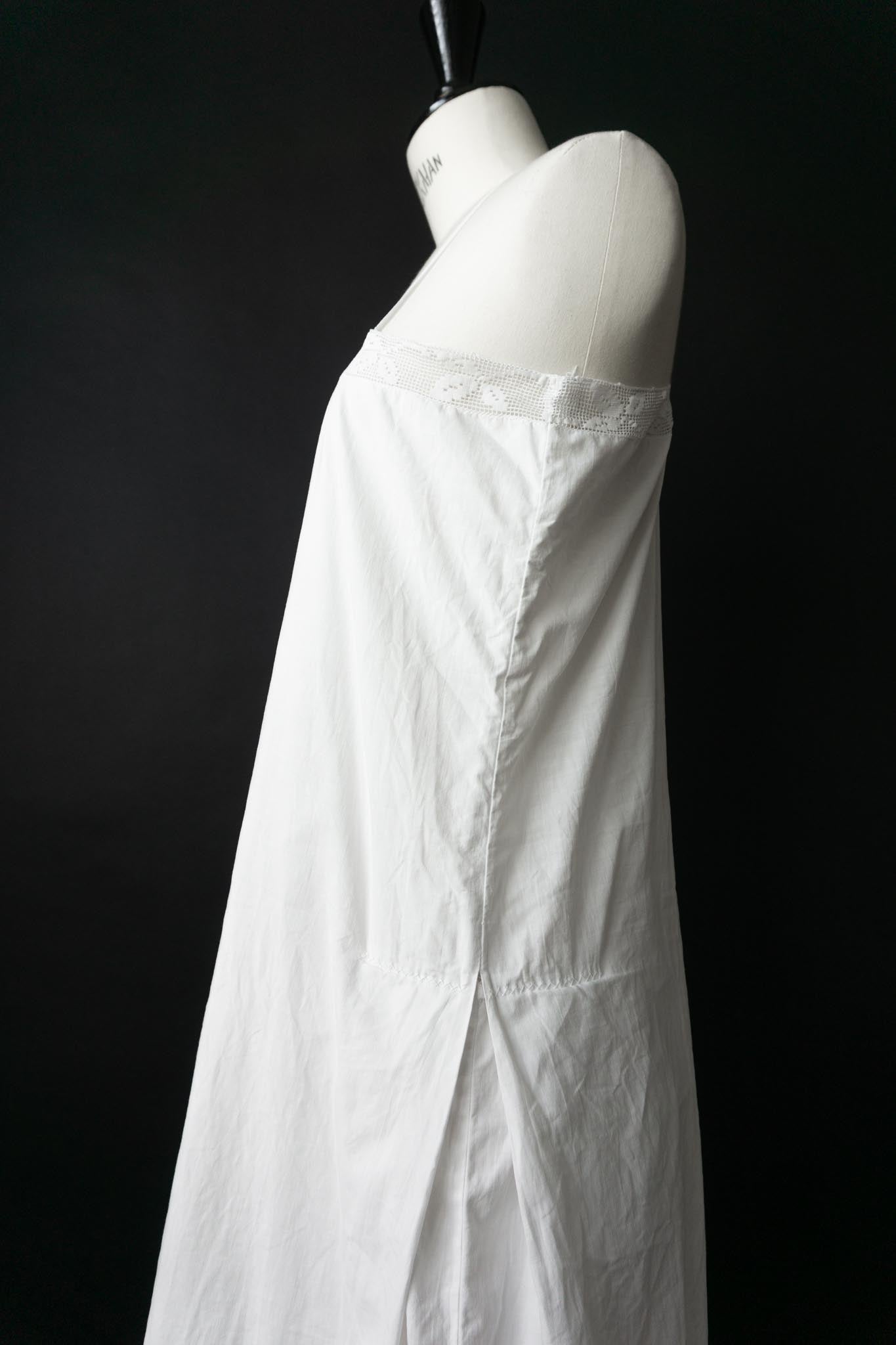 Antikes Leinenkleid mit Filetspitze – frühes 20. Jahrhundert