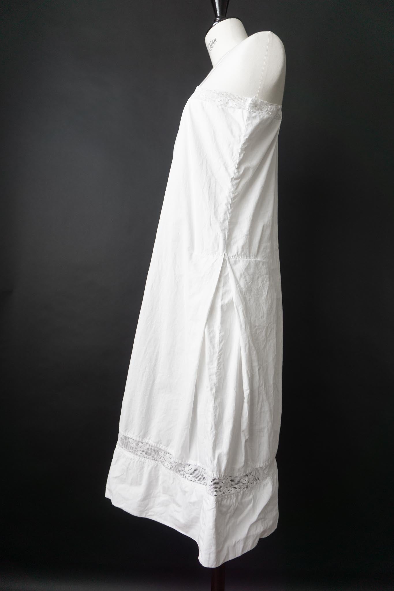Antikes Leinenkleid mit Filetspitze – frühes 20. Jahrhundert