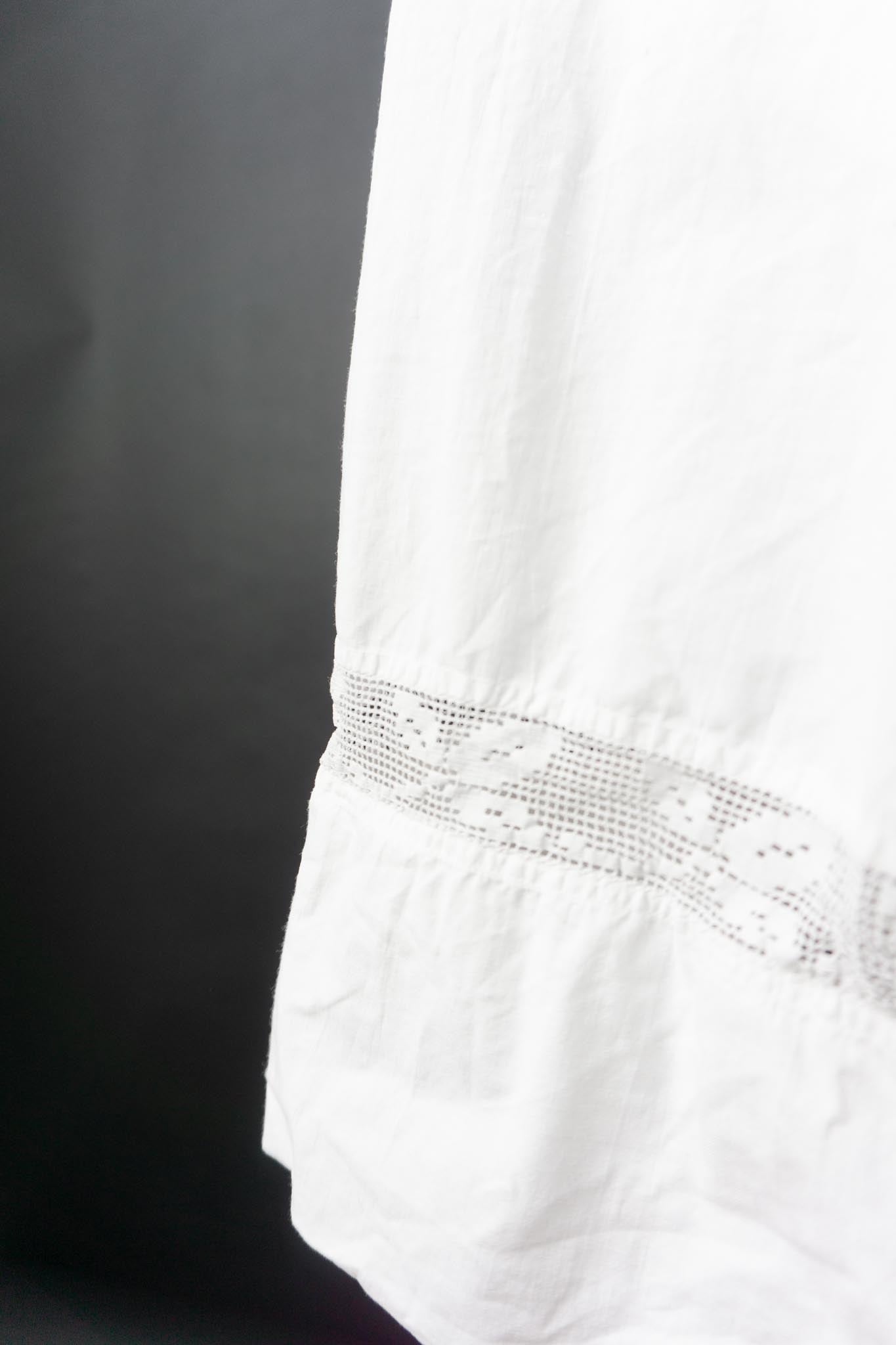 Antikes Leinenkleid mit Filetspitze – frühes 20. Jahrhundert