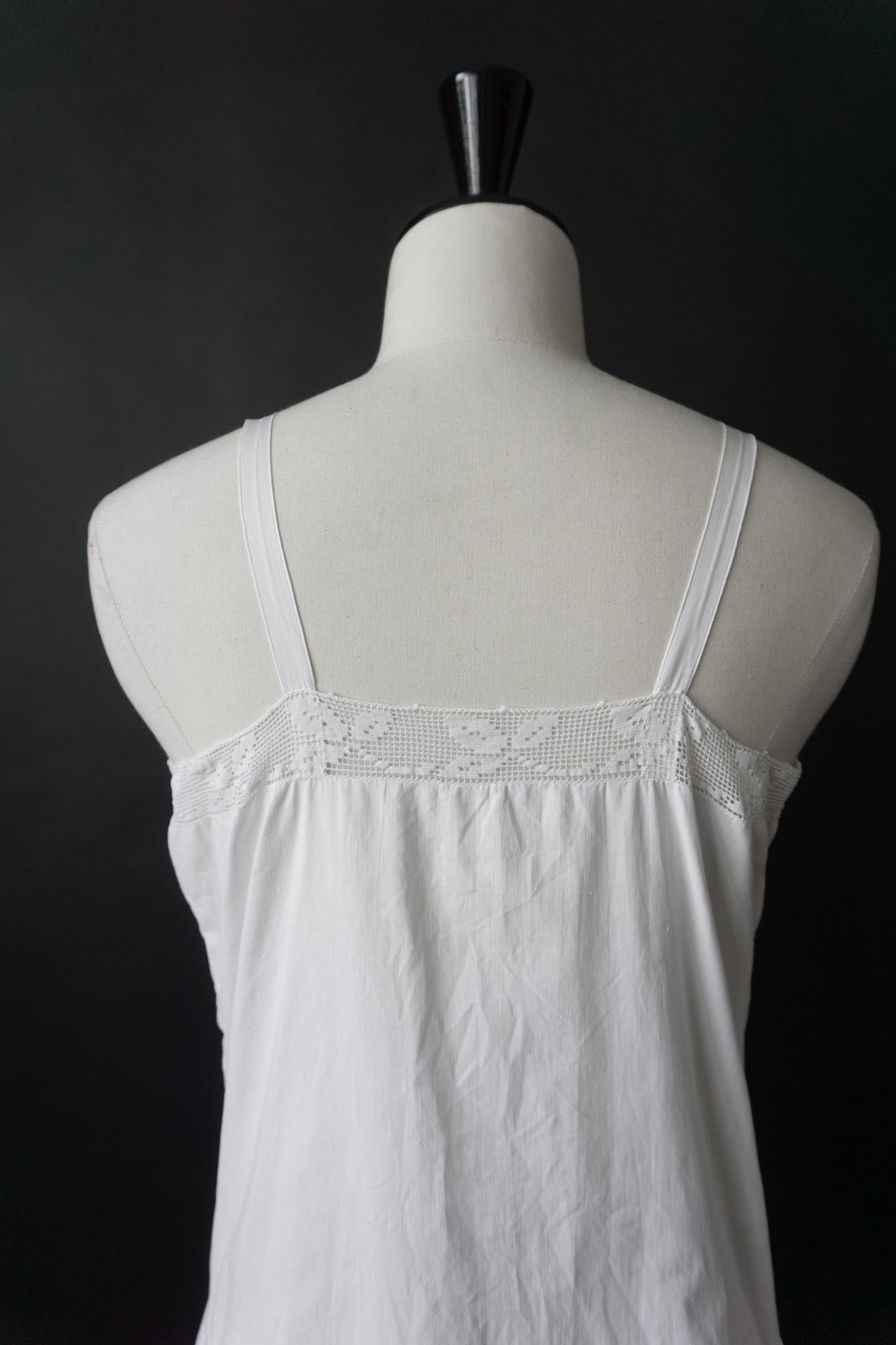 Antikes Leinenkleid mit Filetspitze – frühes 20. Jahrhundert