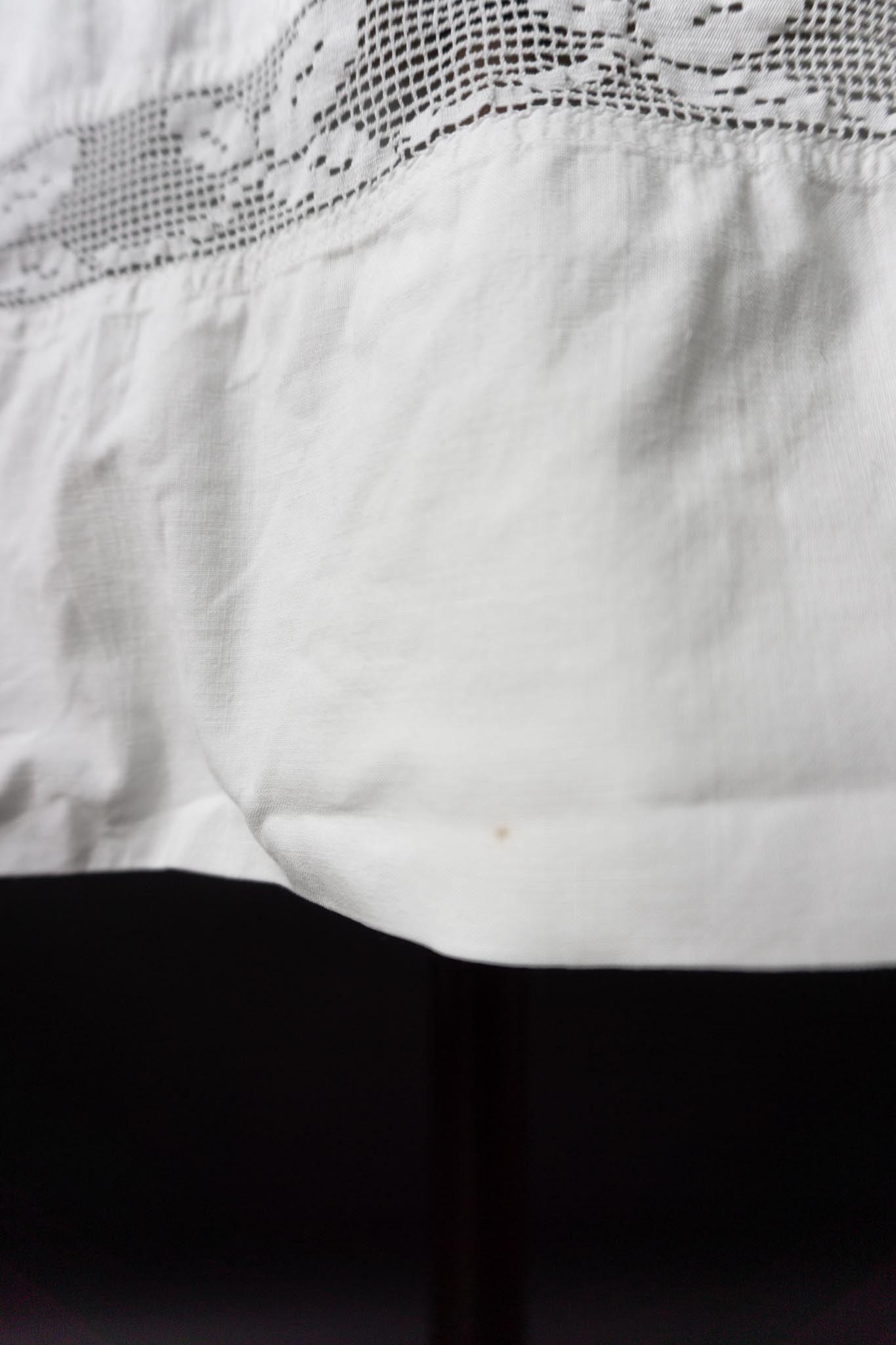 Antikes Leinenkleid mit Filetspitze – frühes 20. Jahrhundert