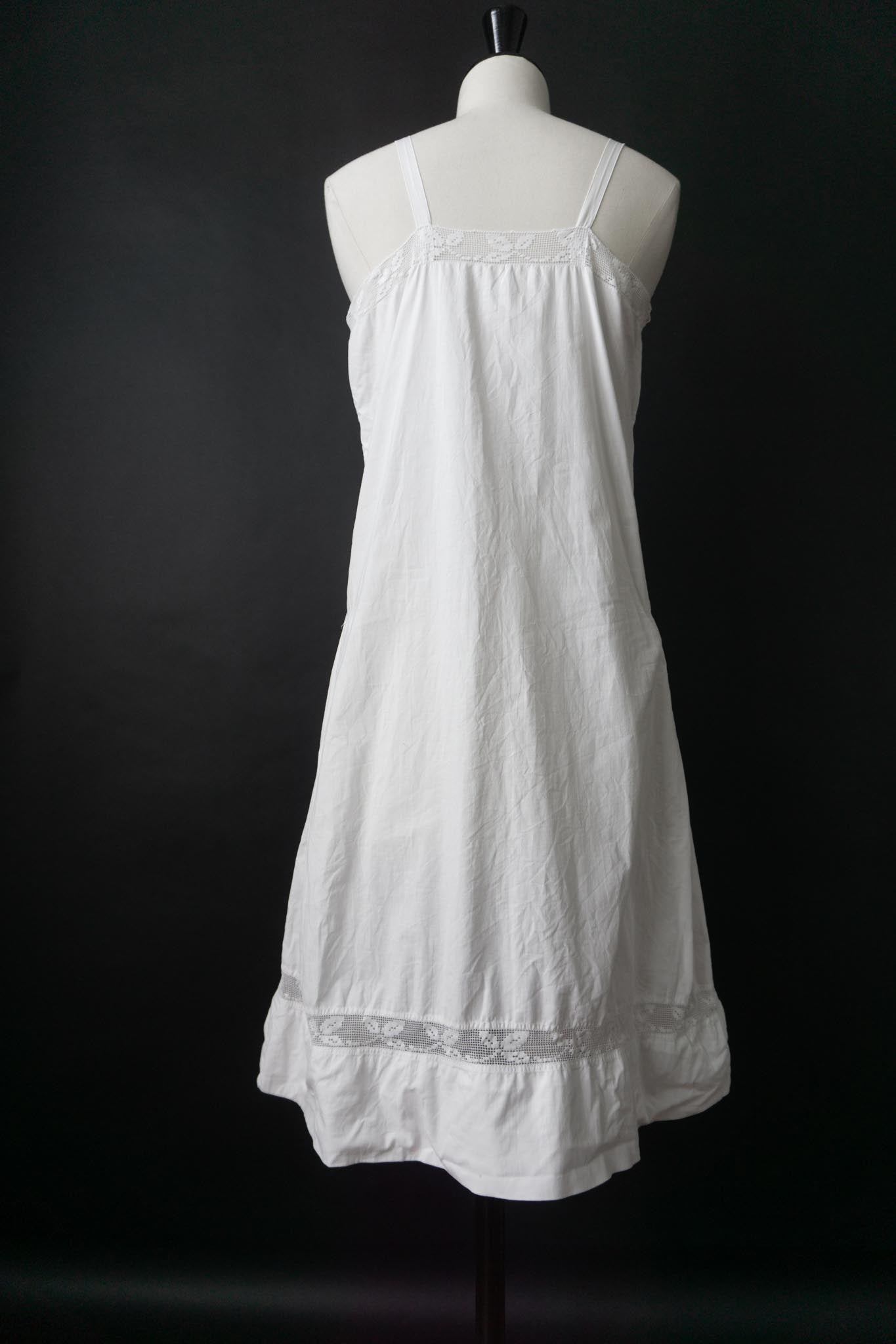Antikes Leinenkleid mit Filetspitze – frühes 20. Jahrhundert