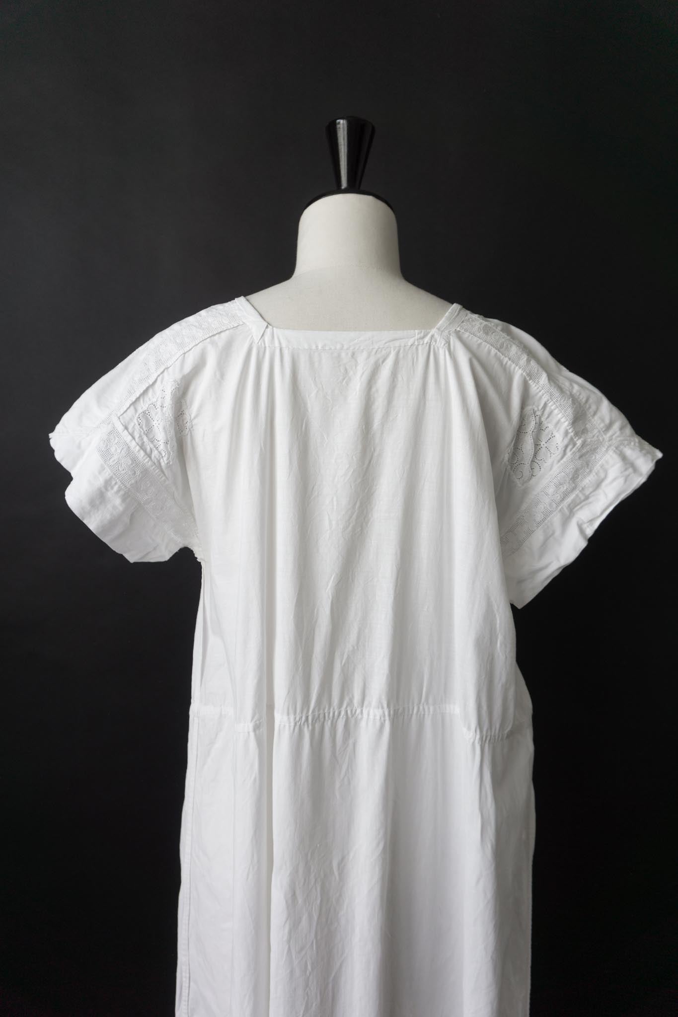 Antikes weißes Leinenkleid mit Spitzenärmeln – ca. 1910–1930