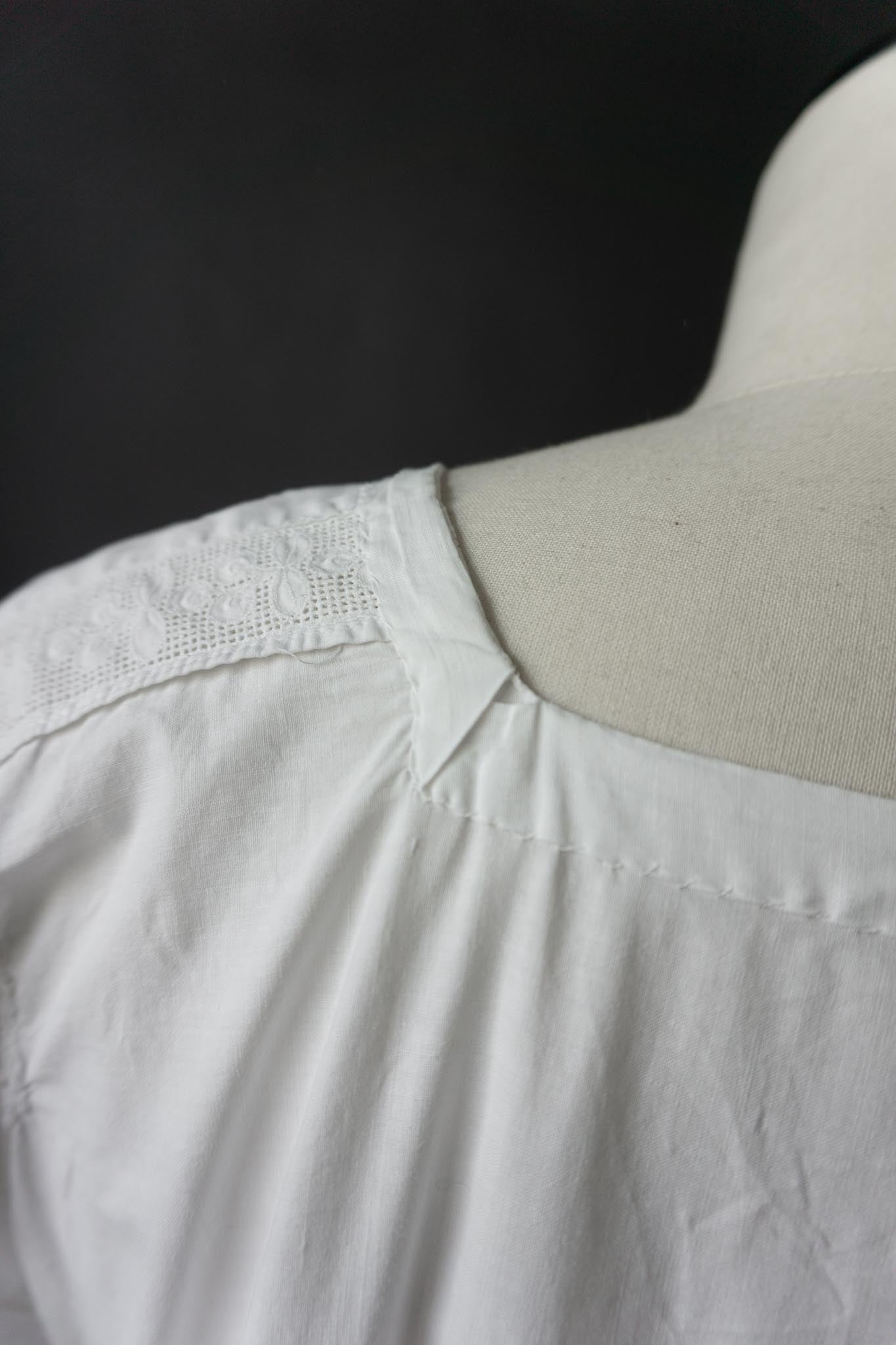 Antikes weißes Leinenkleid mit Spitzenärmeln – ca. 1910–1930