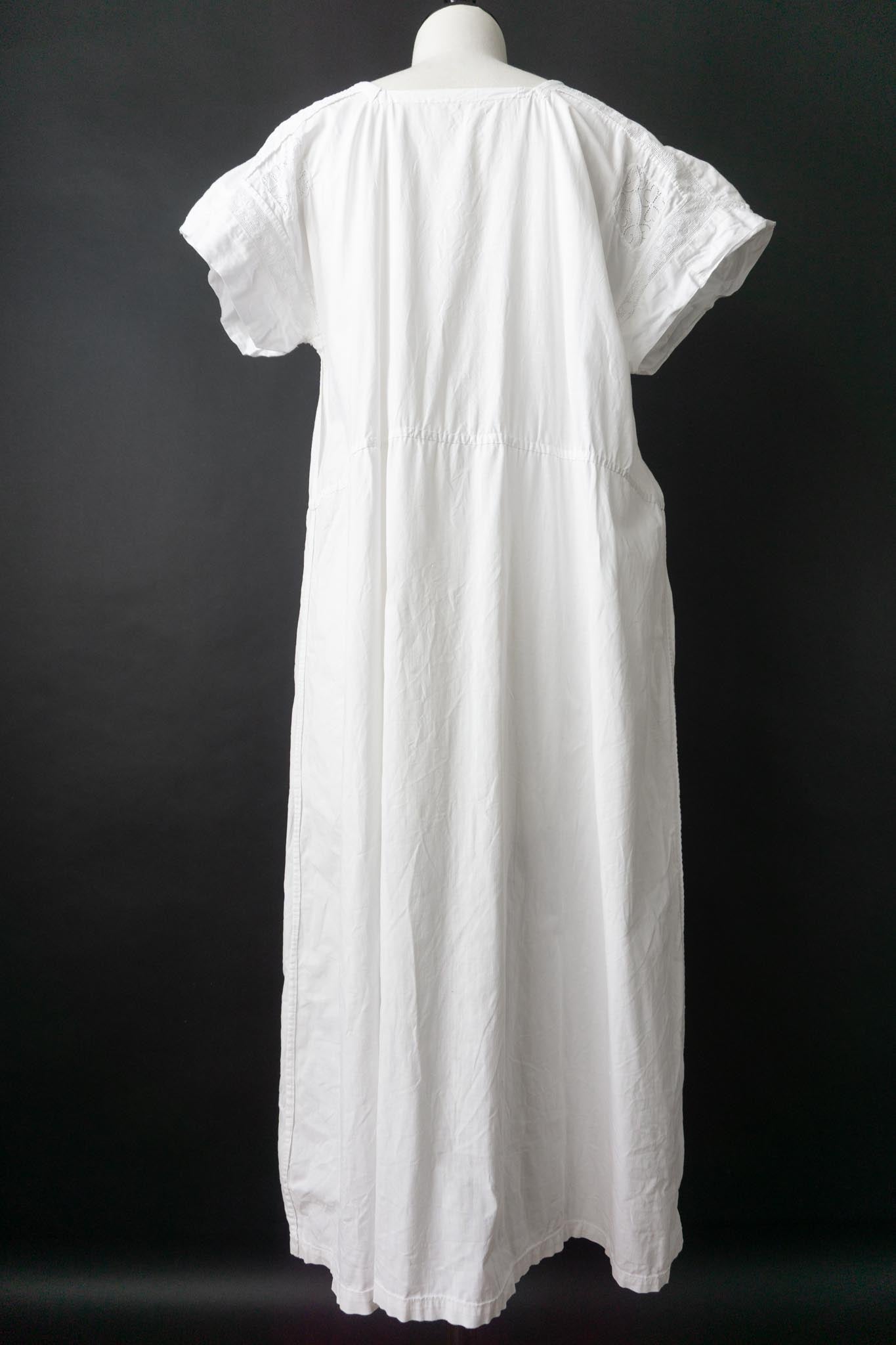 Antikes weißes Leinenkleid mit Spitzenärmeln – ca. 1910–1930