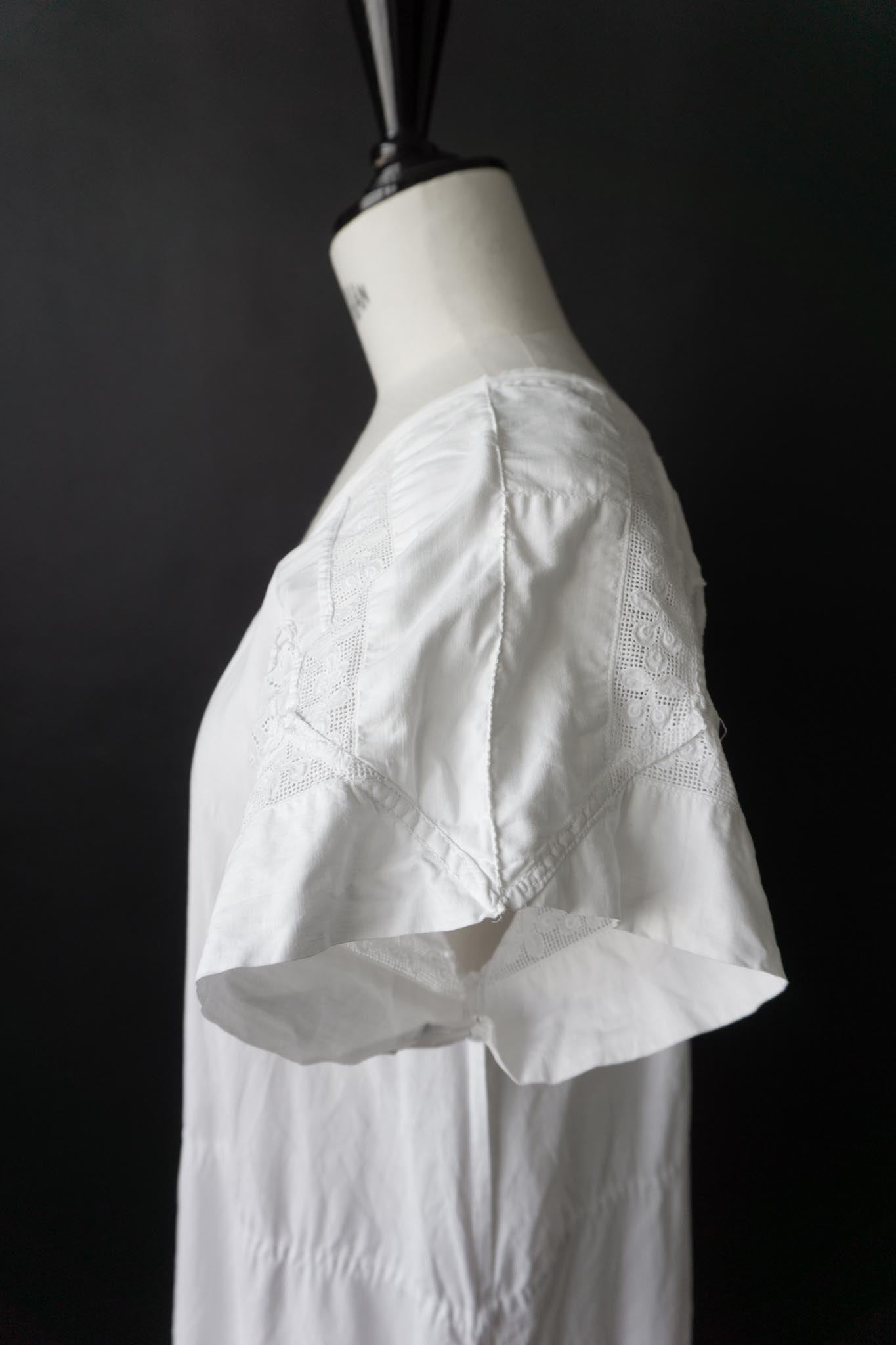 Antikes weißes Leinenkleid mit Spitzenärmeln – ca. 1910–1930