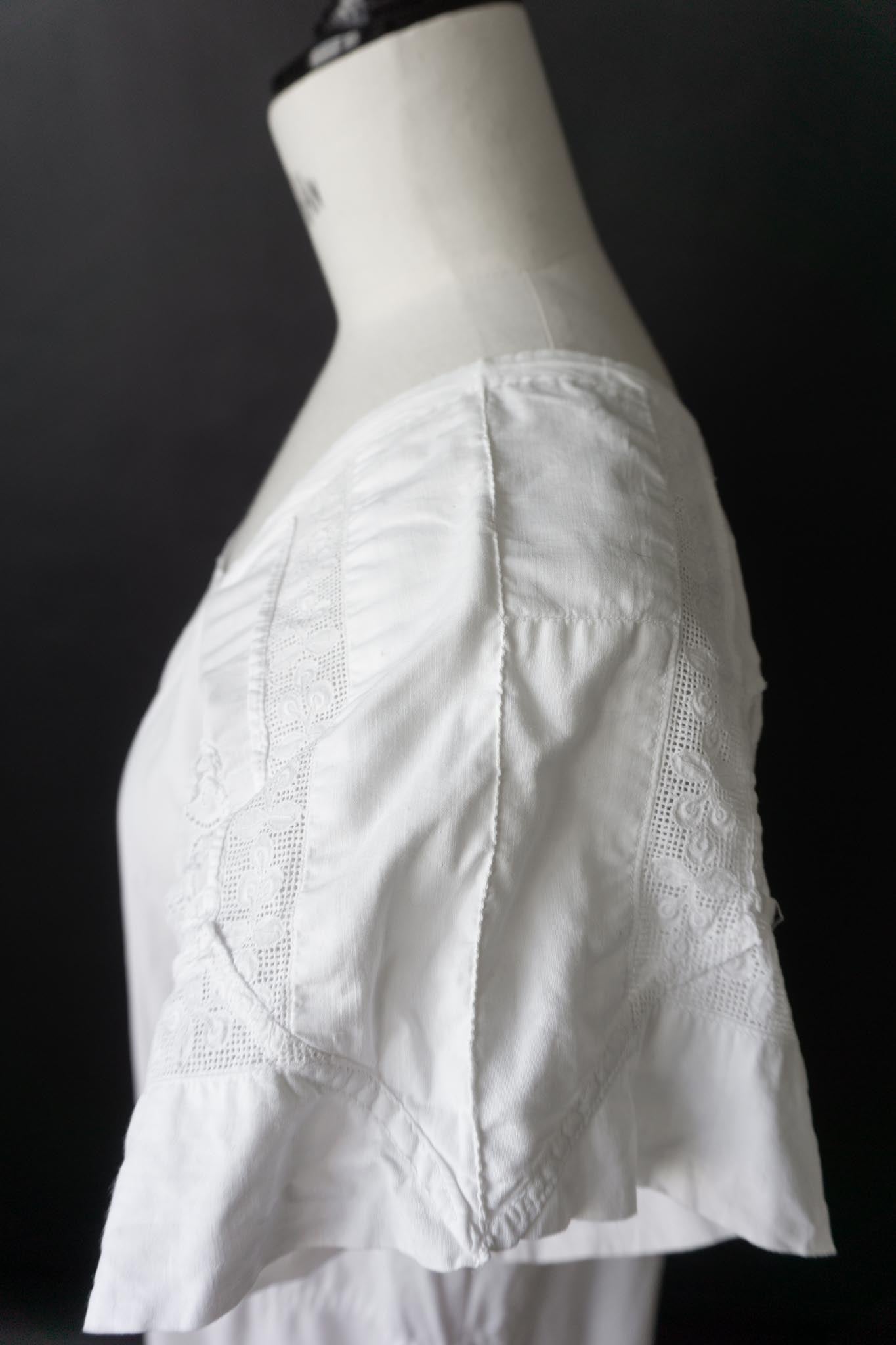 Antikes weißes Leinenkleid mit Spitzenärmeln – ca. 1910–1930