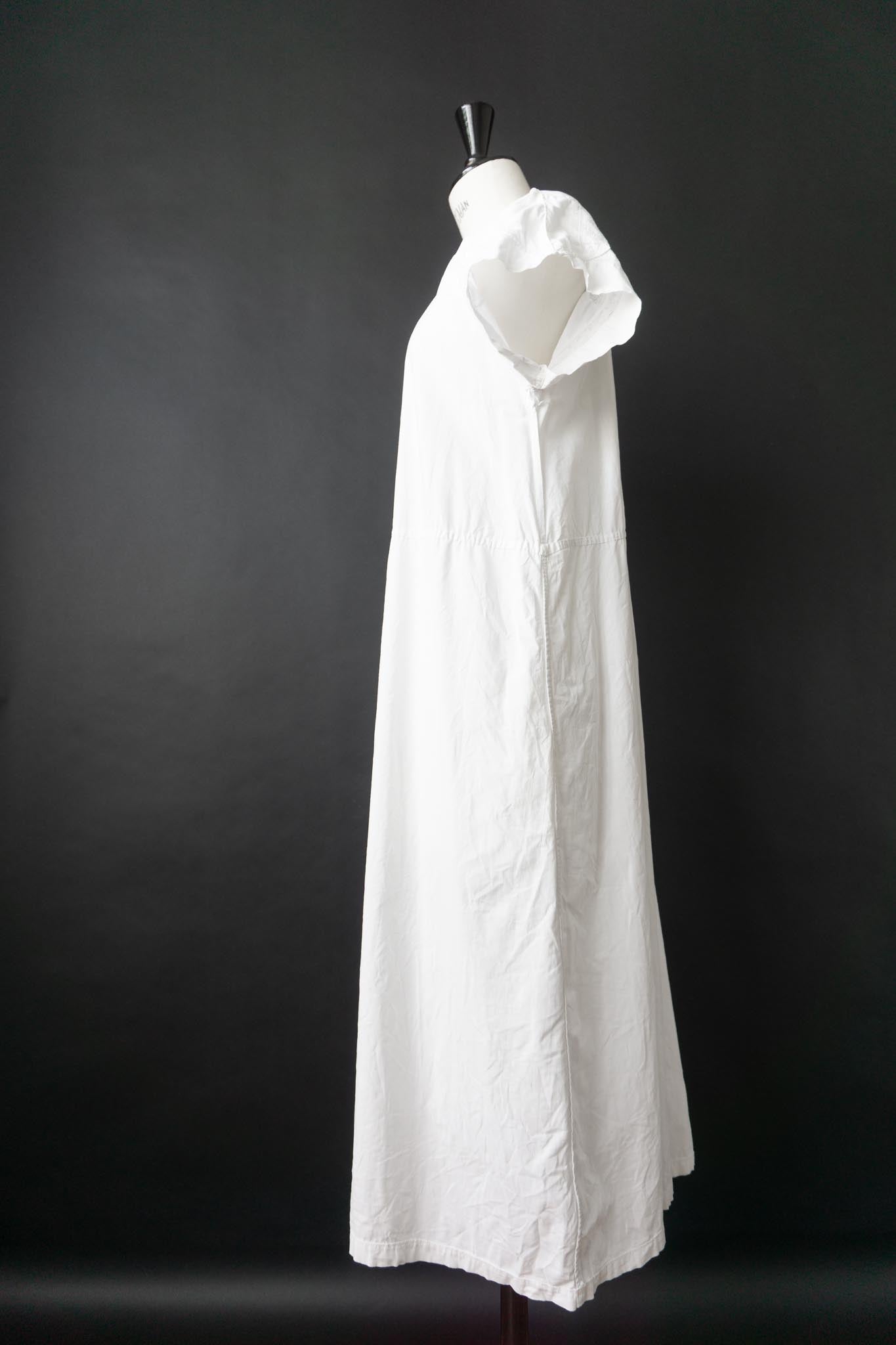 Antikes weißes Leinenkleid mit Spitzenärmeln – ca. 1910–1930