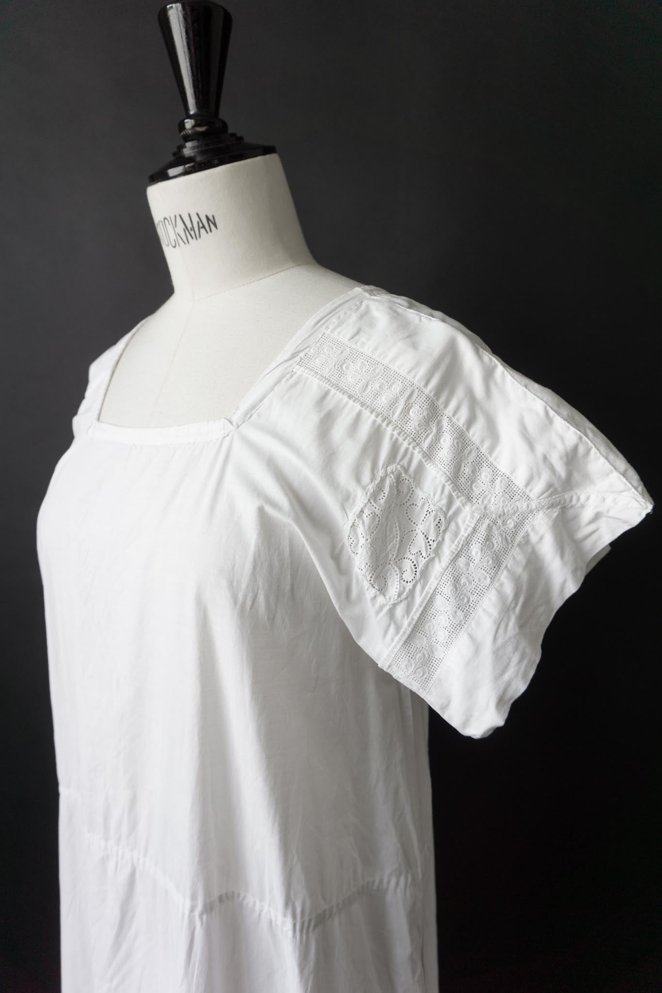 Antikes weißes Leinenkleid mit Spitzenärmeln – ca. 1910–1930