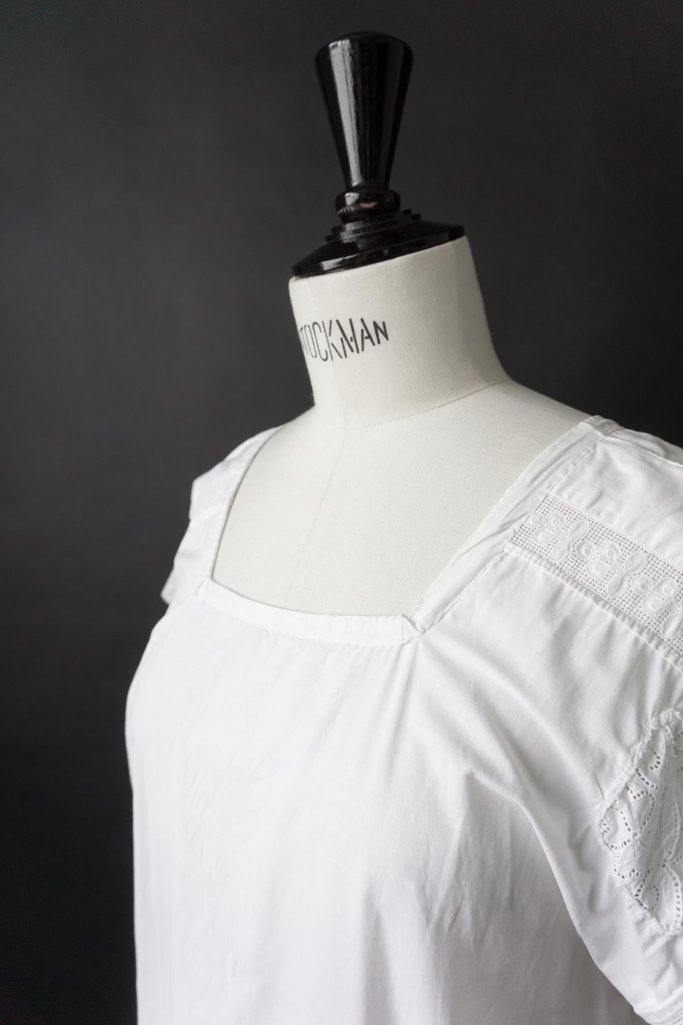 Antikes weißes Leinenkleid mit Spitzenärmeln – ca. 1910–1930