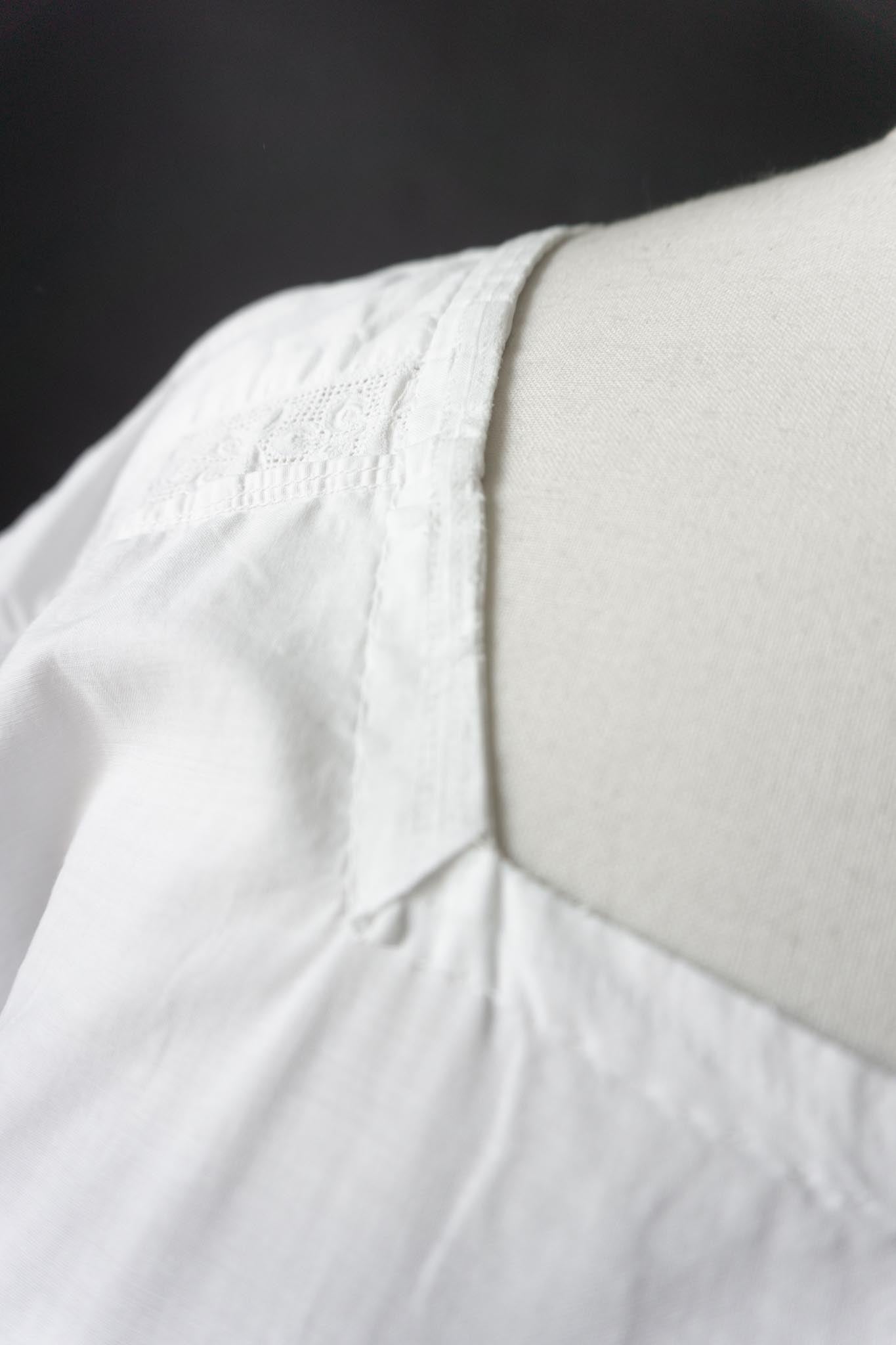Antikes weißes Leinenkleid mit Spitzenärmeln – ca. 1910–1930