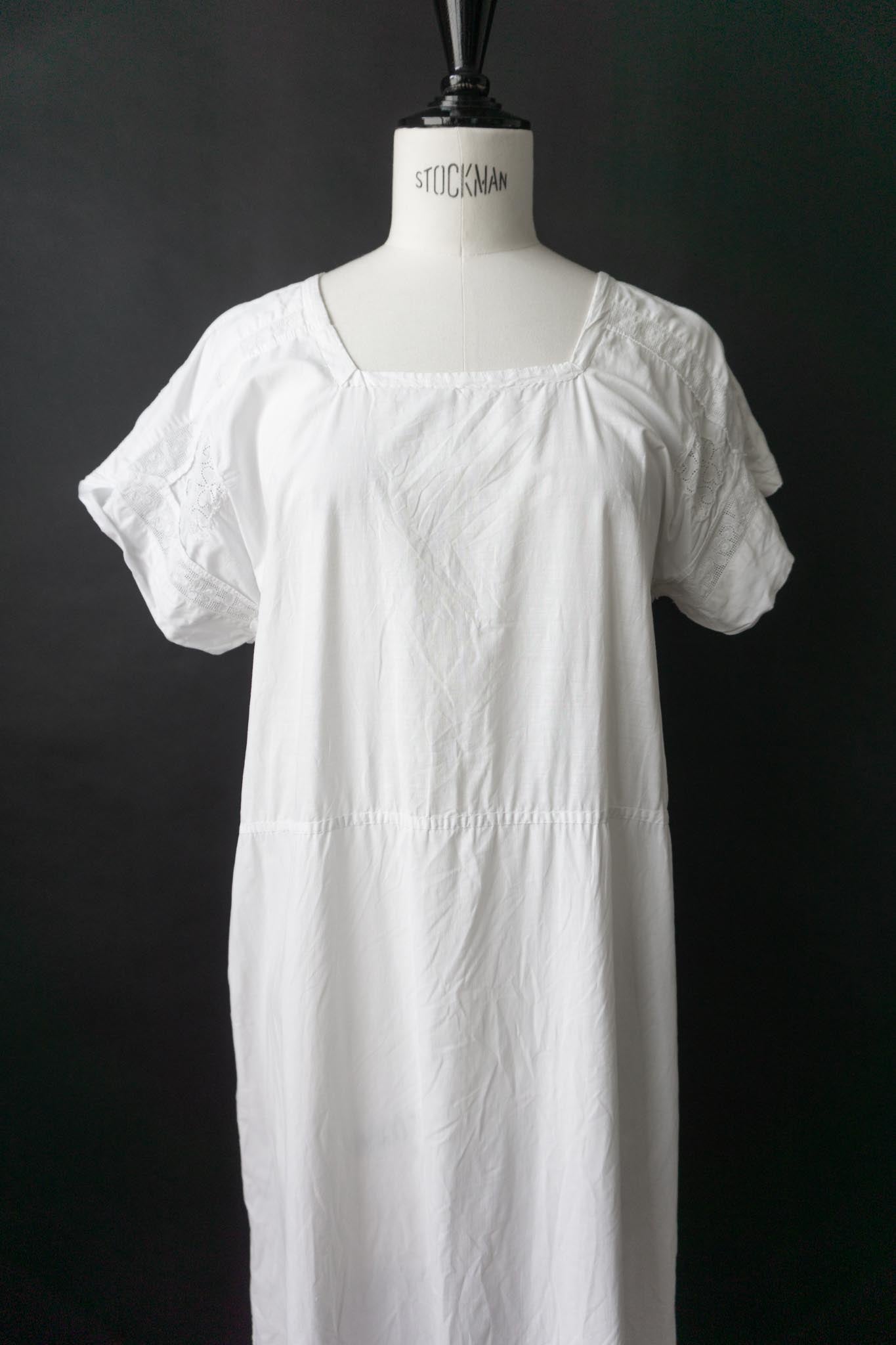 Antikes weißes Leinenkleid mit Spitzenärmeln – ca. 1910–1930