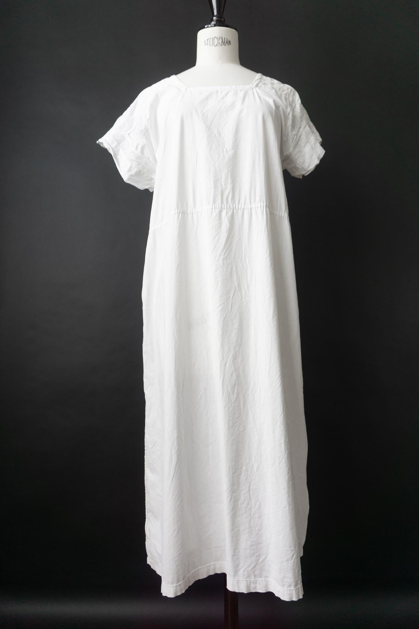 Antikes weißes Leinenkleid mit Spitzenärmeln – ca. 1910–1930