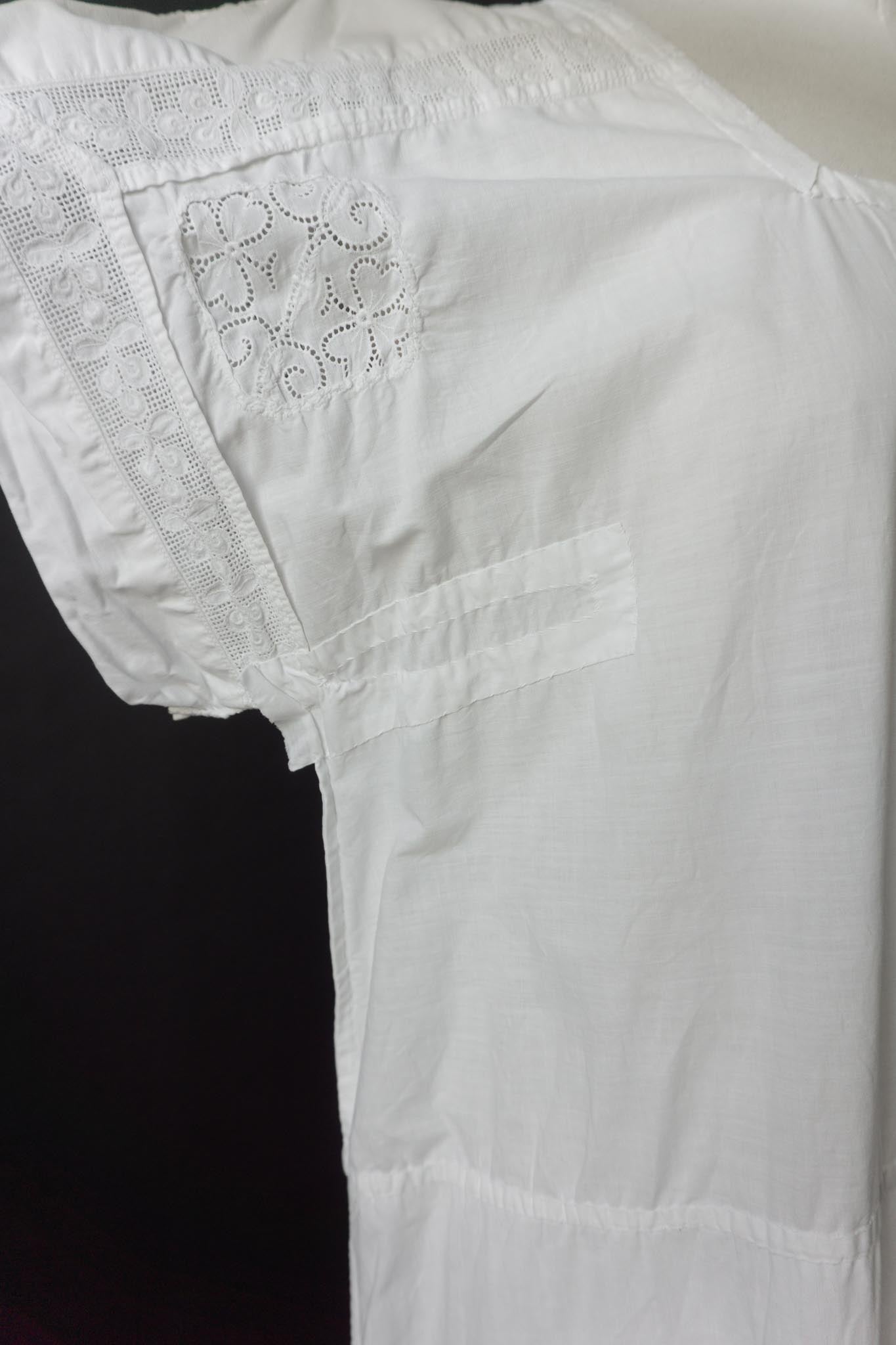 Antikes weißes Leinenkleid mit Spitzenärmeln – ca. 1910–1930
