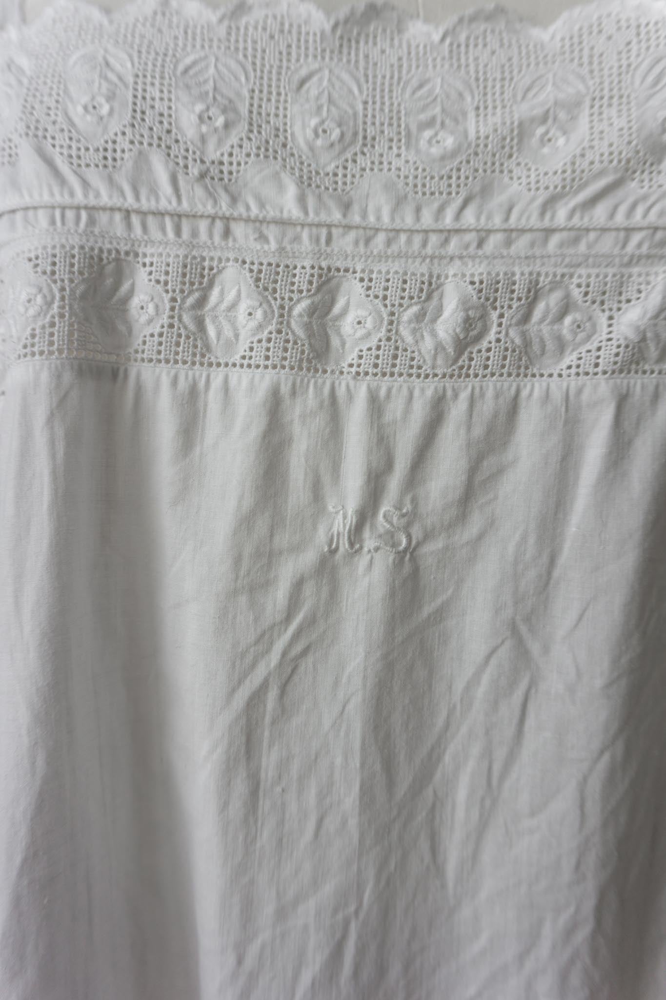 Antikes Leinenkleid mit Spitze und Monogramm