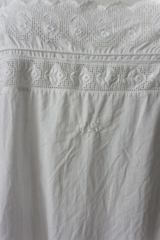 Antikes Leinenkleid mit Spitze und Monogramm