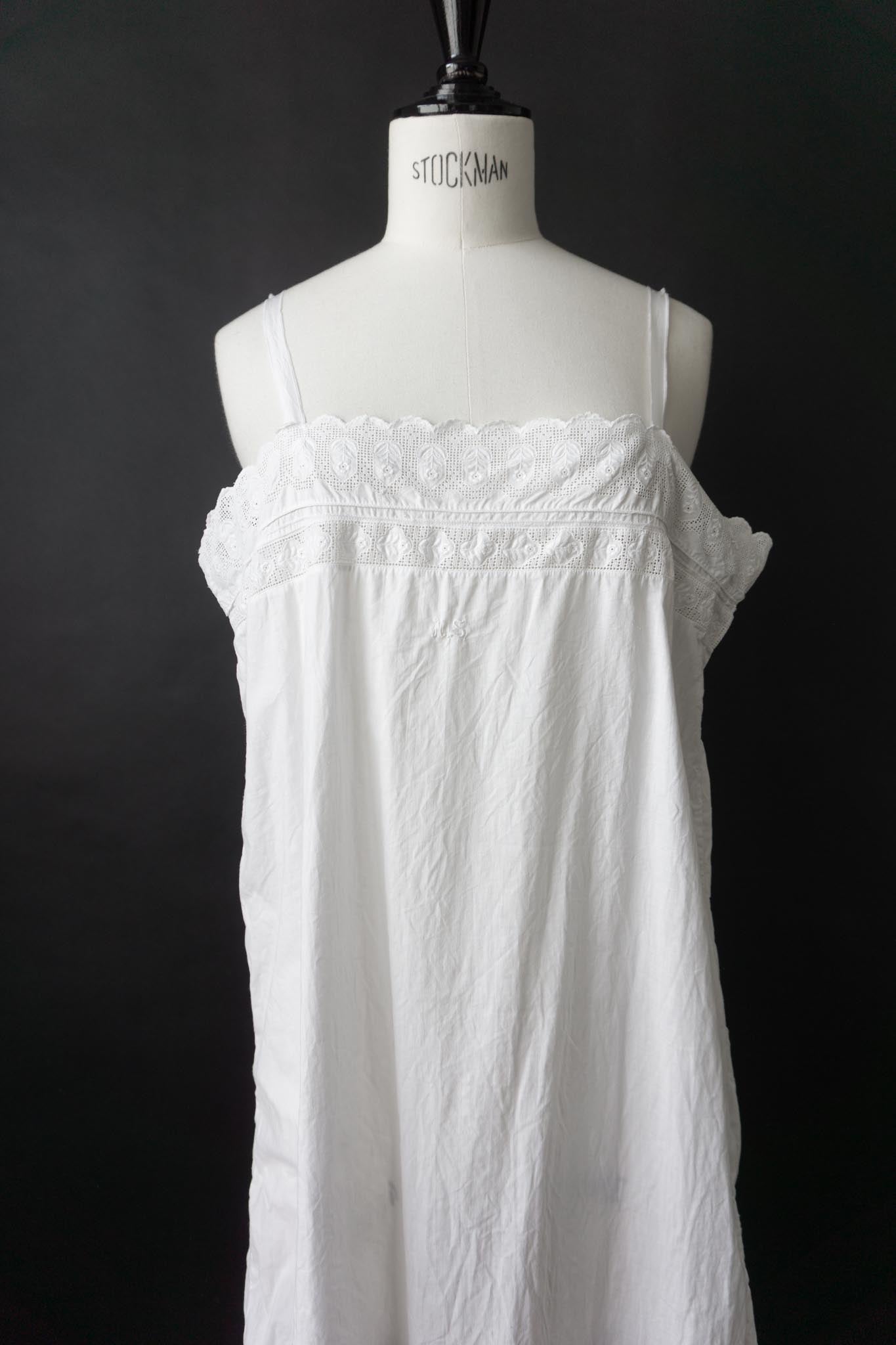 Antikes Leinenkleid mit Spitze und Monogramm