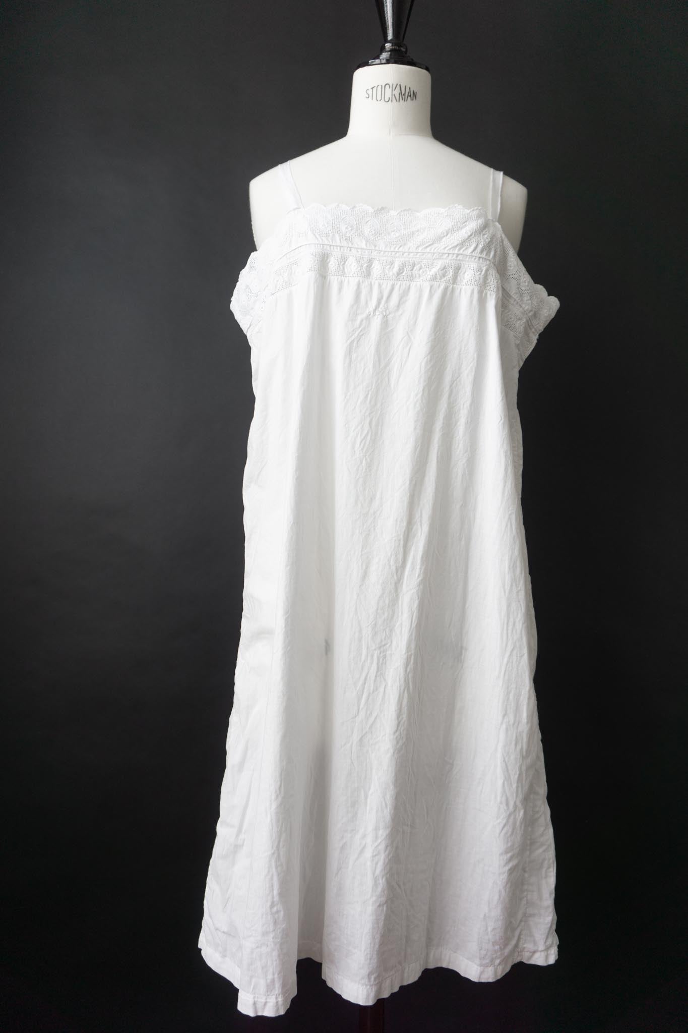 Antikes Leinenkleid mit Spitze und Monogramm