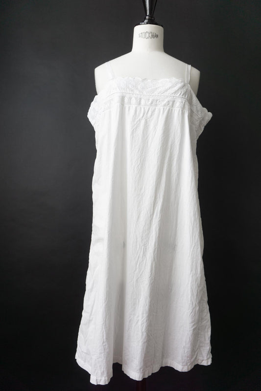 Antikes Leinenkleid mit Spitze und Monogramm