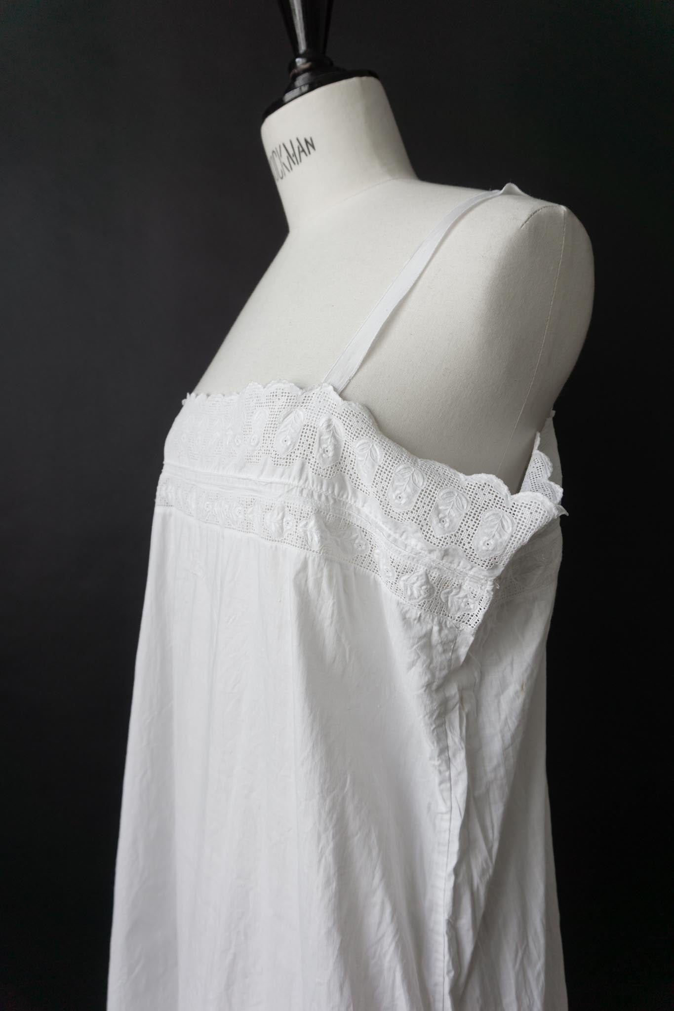 Antikes Leinenkleid mit Spitze und Monogramm