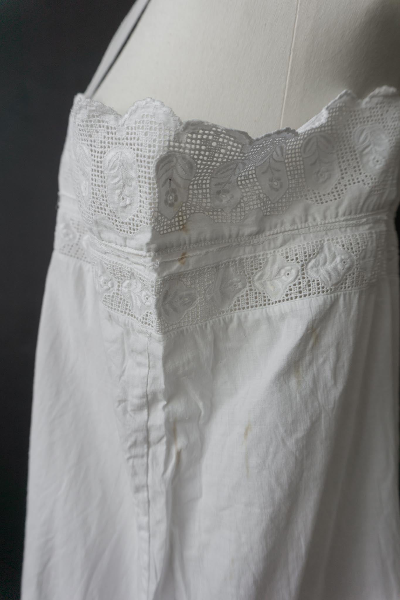 Antikes Leinenkleid mit Spitze und Monogramm
