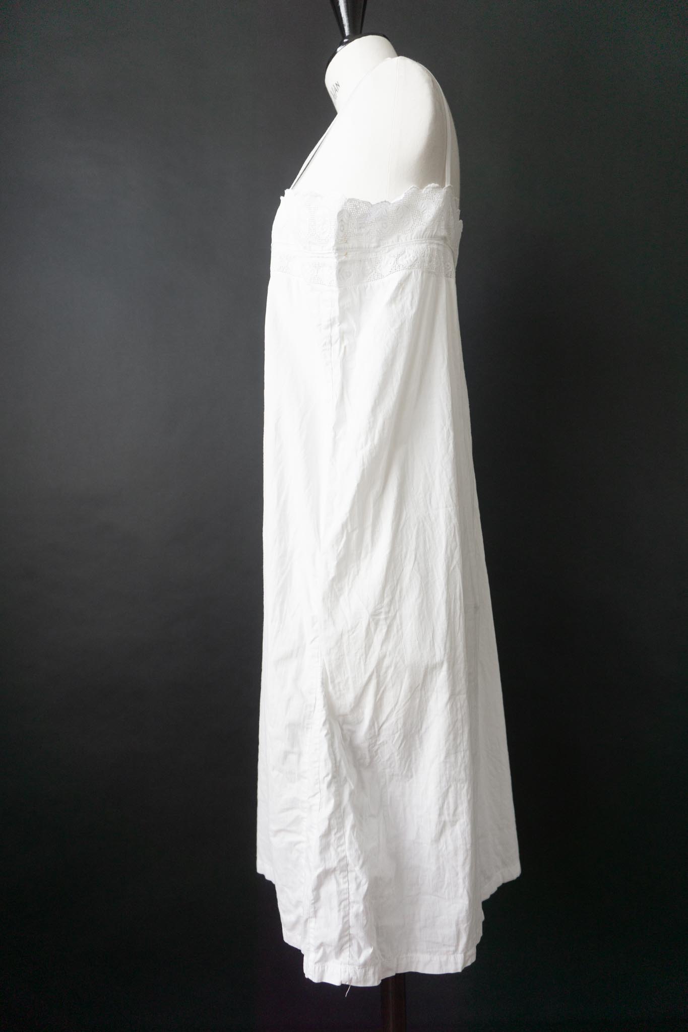 Antikes Leinenkleid mit Spitze und Monogramm